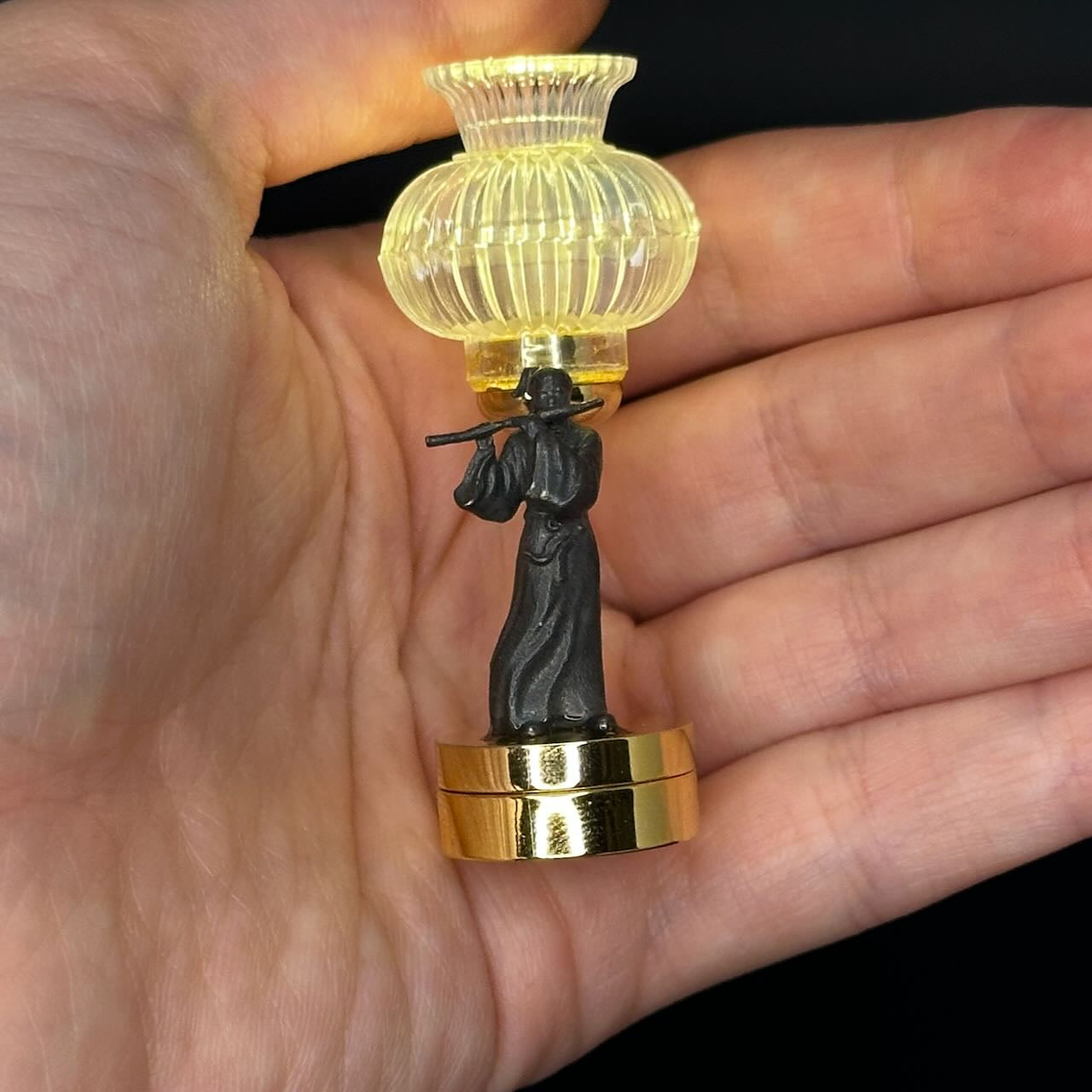 Playing the flute.Miniature Touchless operation with Wand  1:12 table lamp LED for Dollhouse table light