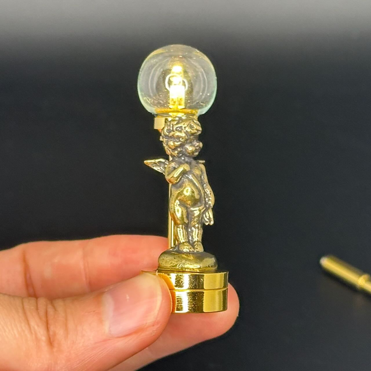 Miniatur-Berührungslose Bedienung mit Zauberstab 1:12 Tischlampe LED-Licht für Puppenhaus No-Touch No-Switch Stick Valentinstag Heiratsantrag
