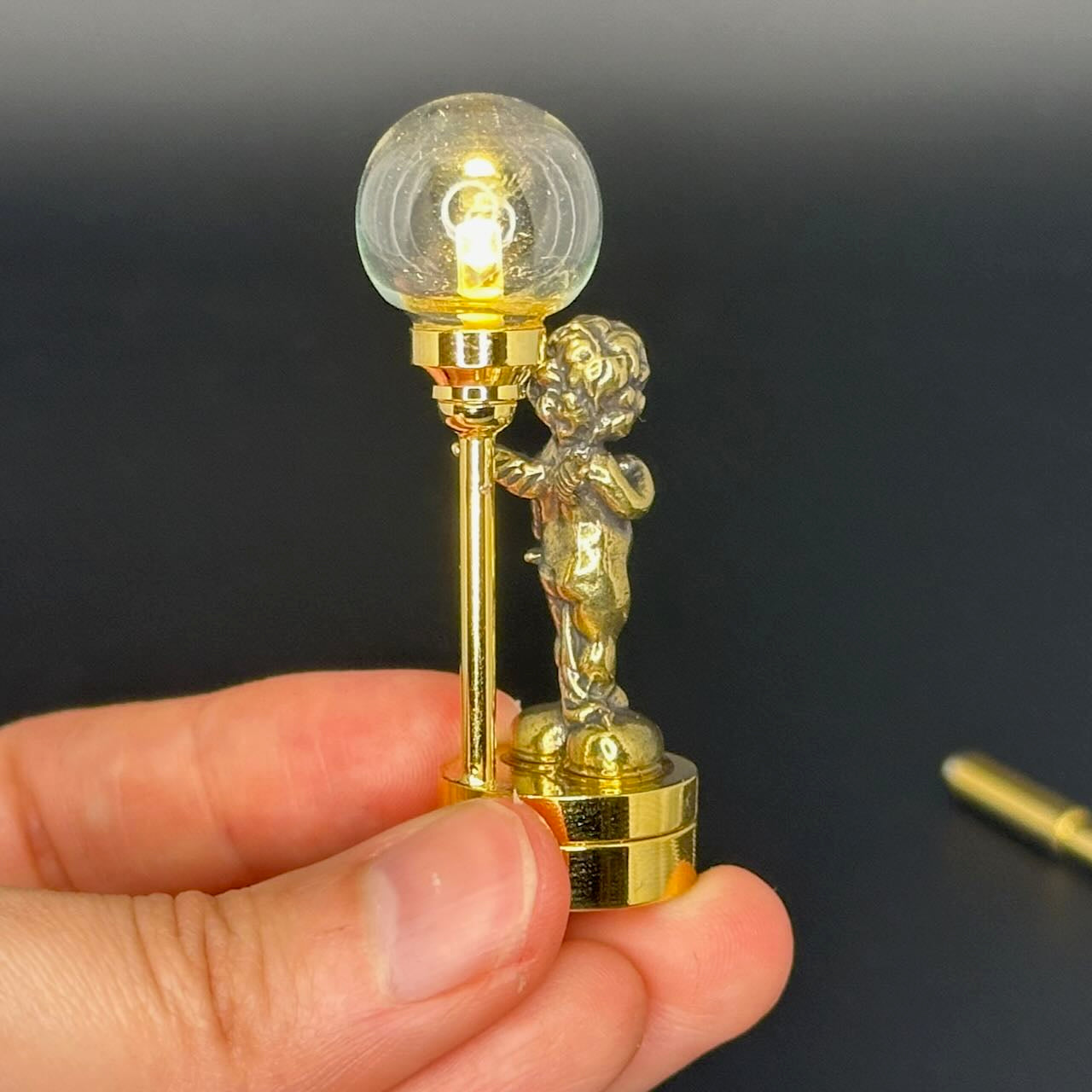 Miniatur-Berührungslose Bedienung mit Zauberstab 1:12 Tischlampe LED-Licht für Puppenhaus No-Touch No-Switch Stick Valentinstag Heiratsantrag