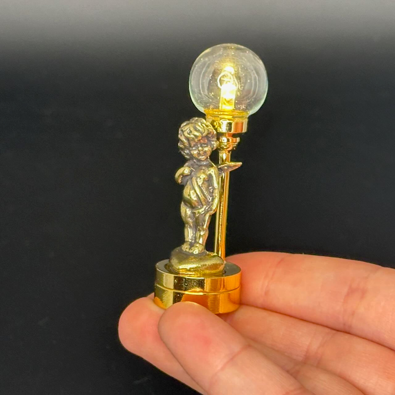Miniatur-Berührungslose Bedienung mit Zauberstab 1:12 Tischlampe LED-Licht für Puppenhaus No-Touch No-Switch Stick Valentinstag Heiratsantrag