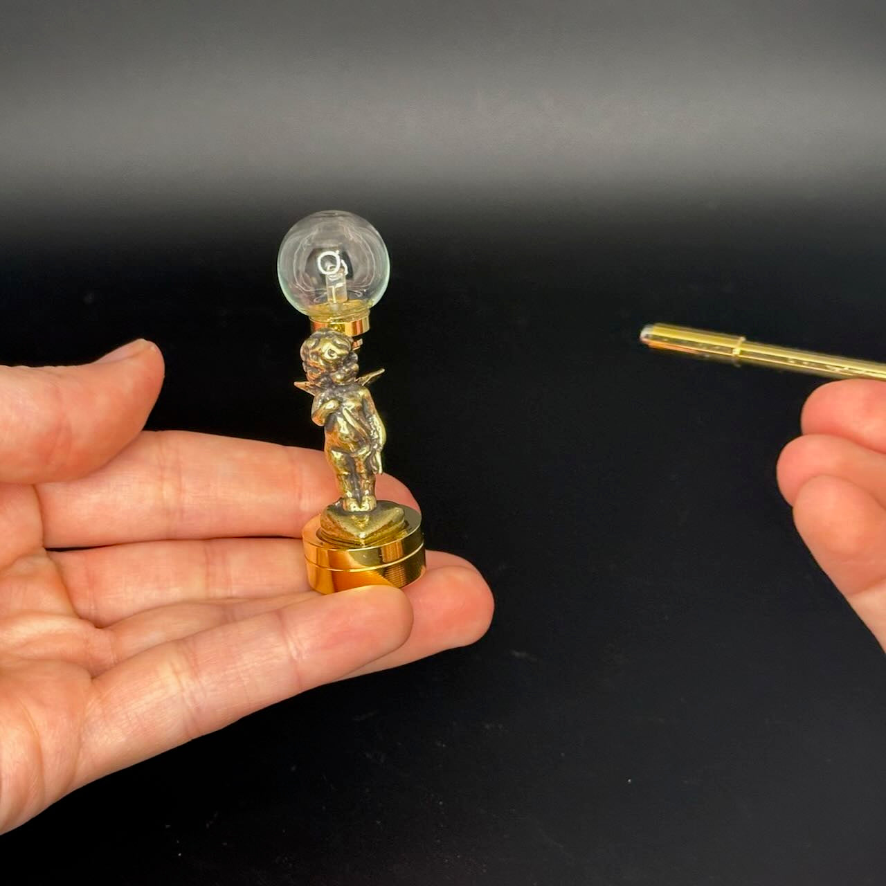 Miniatur-Berührungslose Bedienung mit Zauberstab 1:12 Tischlampe LED-Licht für Puppenhaus No-Touch No-Switch Stick Valentinstag Heiratsantrag
