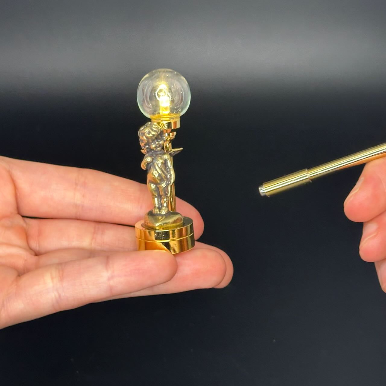 Miniatur-Berührungslose Bedienung mit Zauberstab 1:12 Tischlampe LED-Licht für Puppenhaus No-Touch No-Switch Stick Valentinstag Heiratsantrag