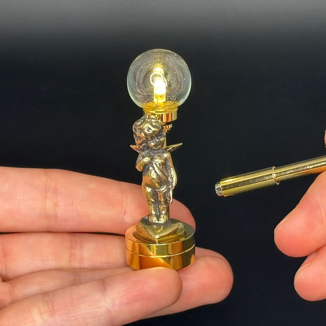 Miniatur-Berührungslose Bedienung mit Zauberstab 1:12 Tischlampe LED-Licht für Puppenhaus No-Touch No-Switch Stick Valentinstag Heiratsantrag