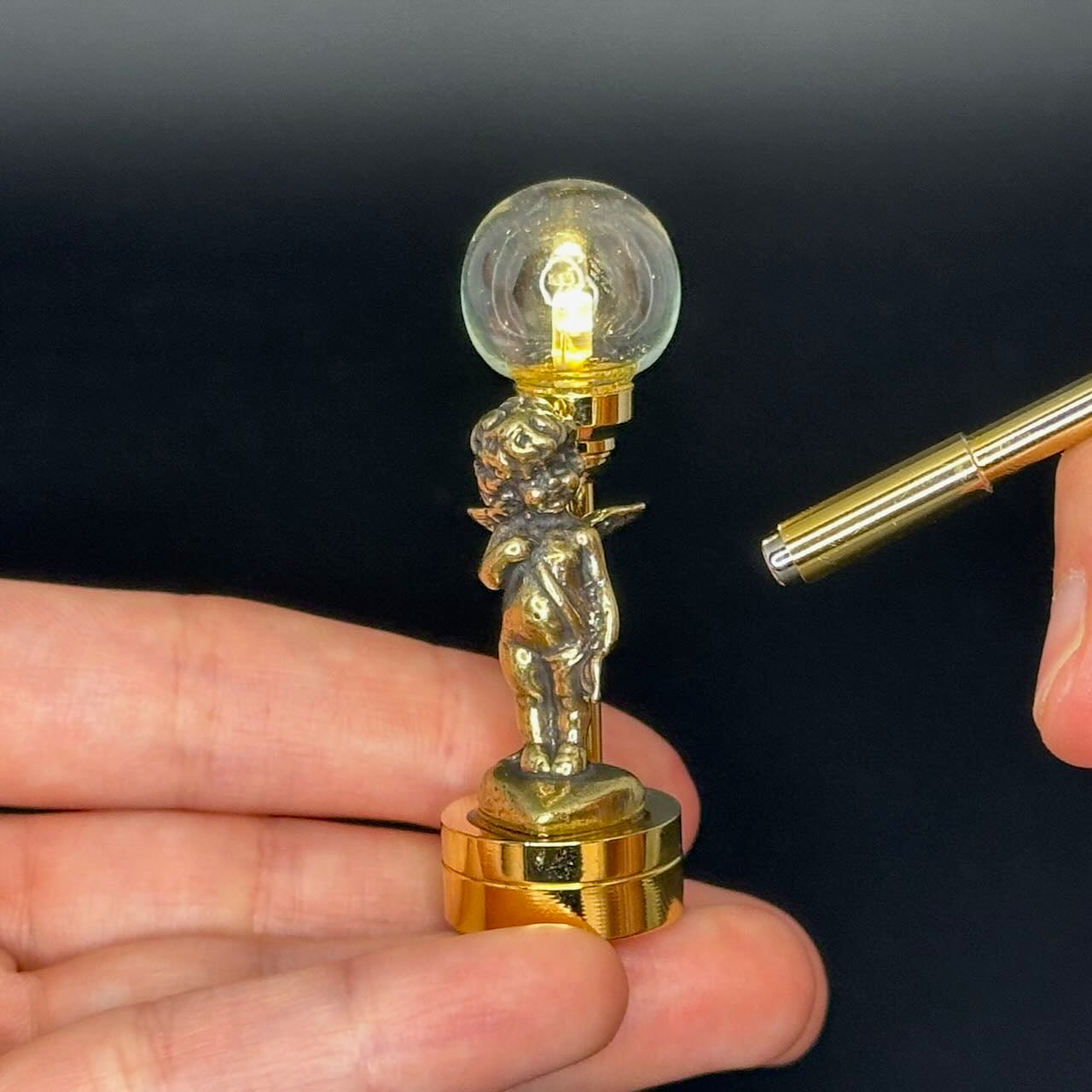 Miniatur-Berührungslose Bedienung mit Zauberstab 1:12 Tischlampe LED-Licht für Puppenhaus No-Touch No-Switch Stick Valentinstag Heiratsantrag