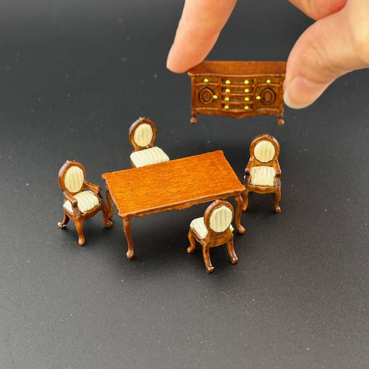 Ensemble de salon victorien 4 pièces à l'échelle 1/4" 1/4" pour maison de poupée miniature en noyer de qualité supérieure Q6770 WN