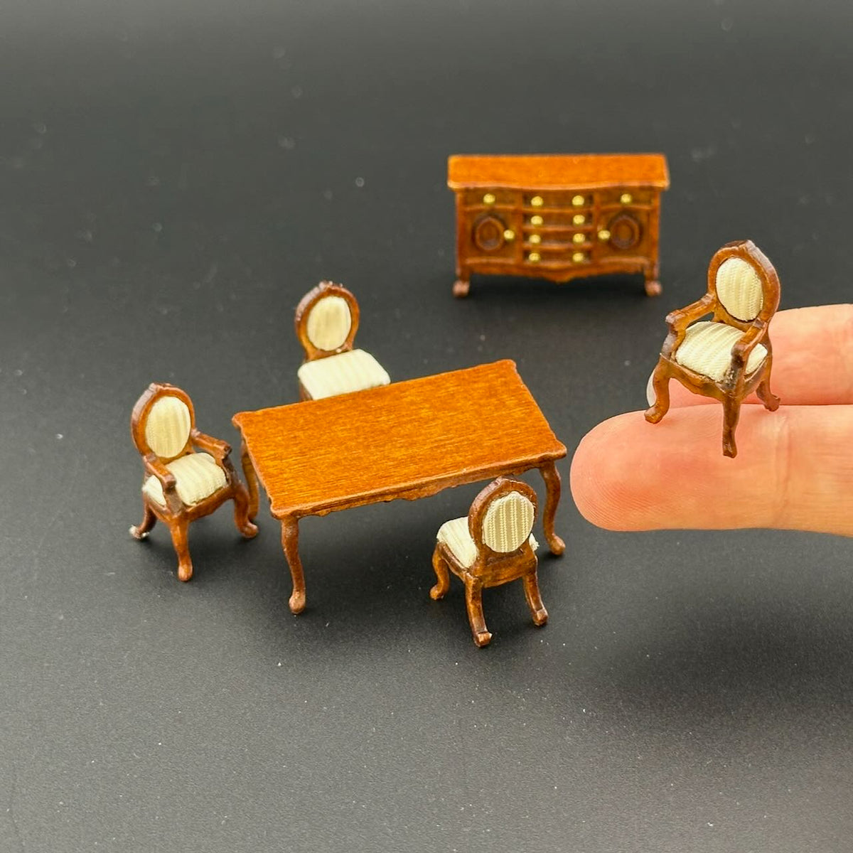 Ensemble de salon victorien 4 pièces à l'échelle 1/4" 1/4" pour maison de poupée miniature en noyer de qualité supérieure Q6770 WN