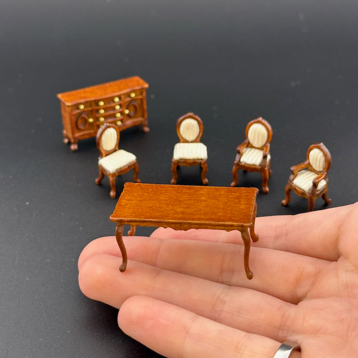 Ensemble de salon victorien 4 pièces à l'échelle 1/4" 1/4" pour maison de poupée miniature en noyer de qualité supérieure Q6770 WN