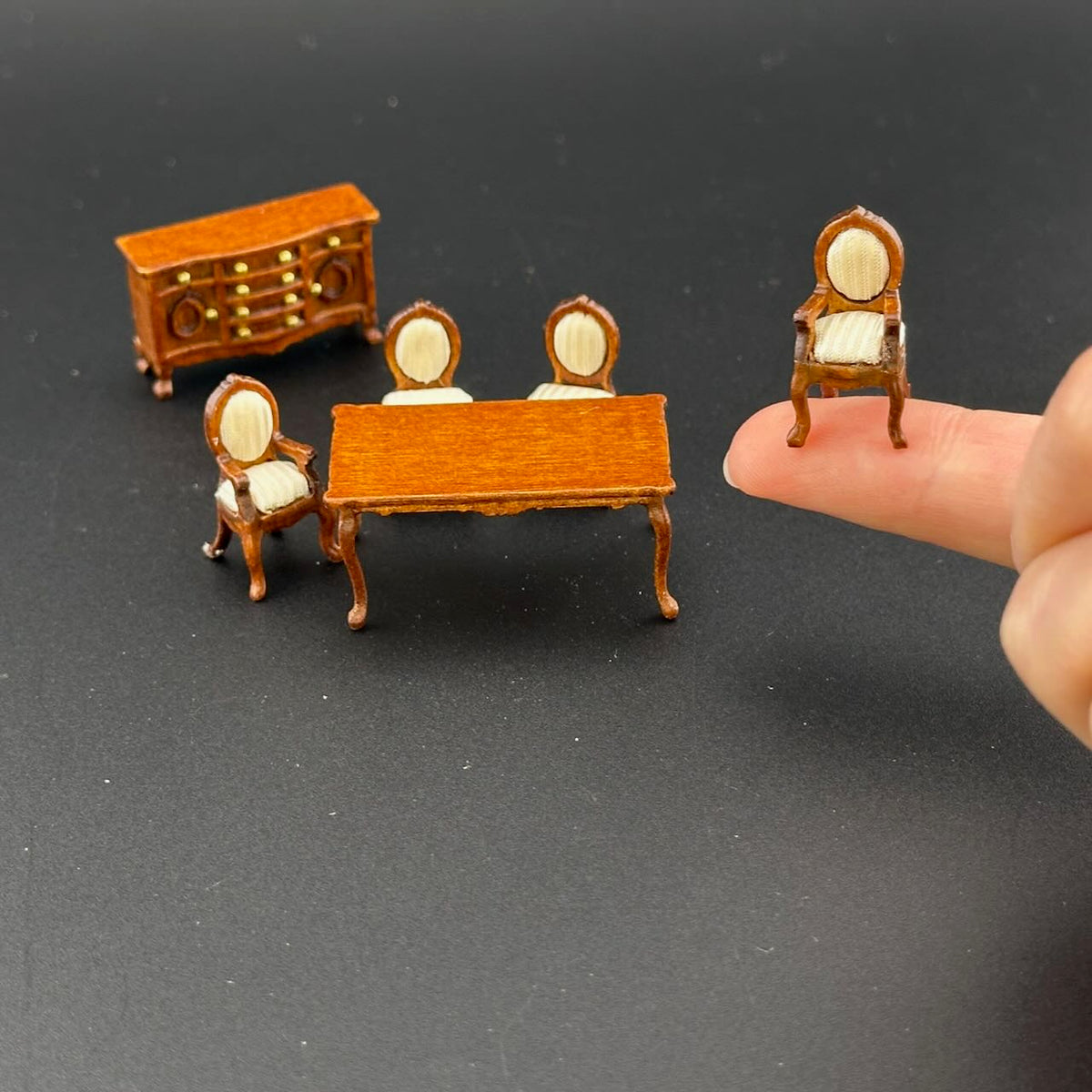 Ensemble de salon victorien 4 pièces à l'échelle 1/4" 1/4" pour maison de poupée miniature en noyer de qualité supérieure Q6770 WN