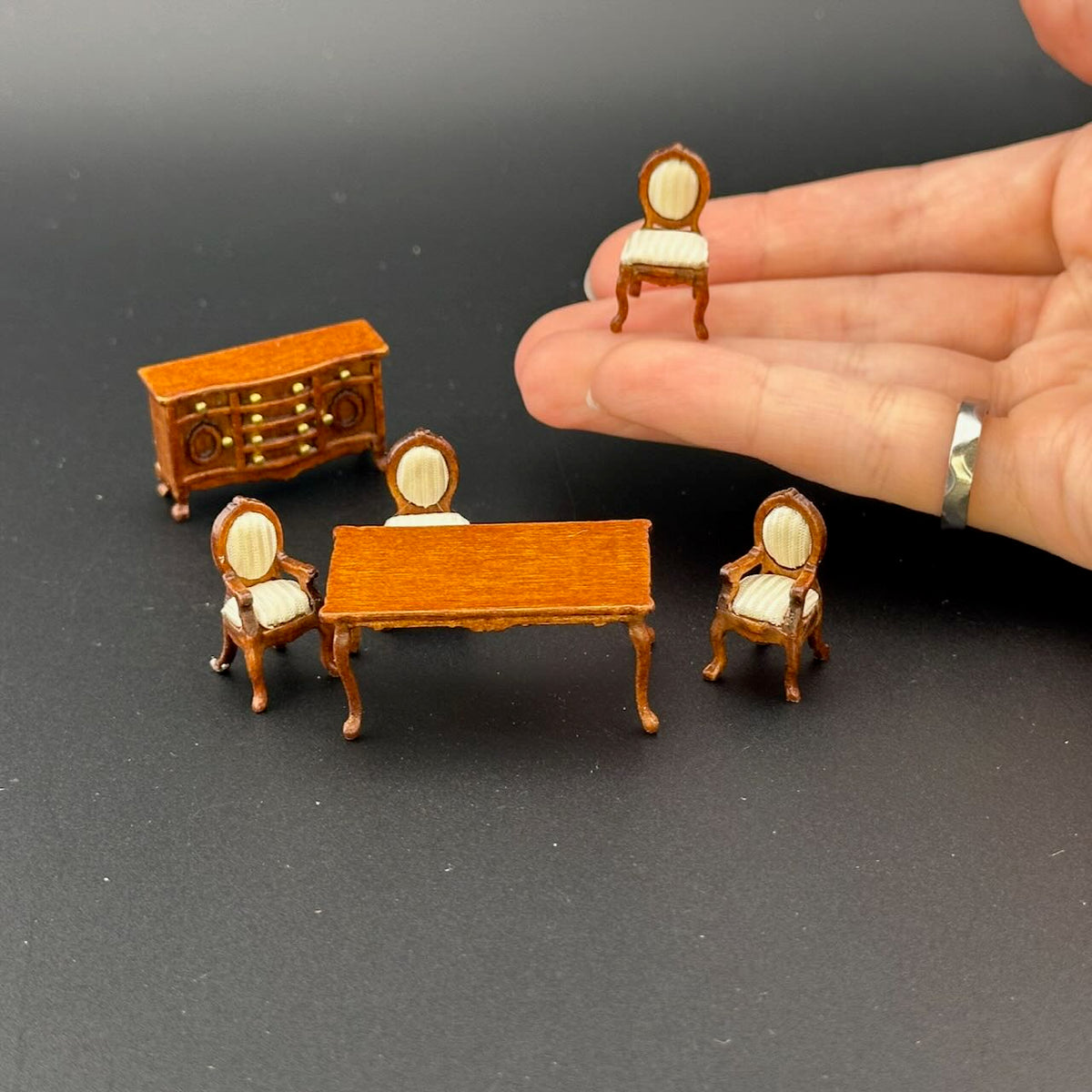 Ensemble de salon victorien 4 pièces à l'échelle 1/4" 1/4" pour maison de poupée miniature en noyer de qualité supérieure Q6770 WN