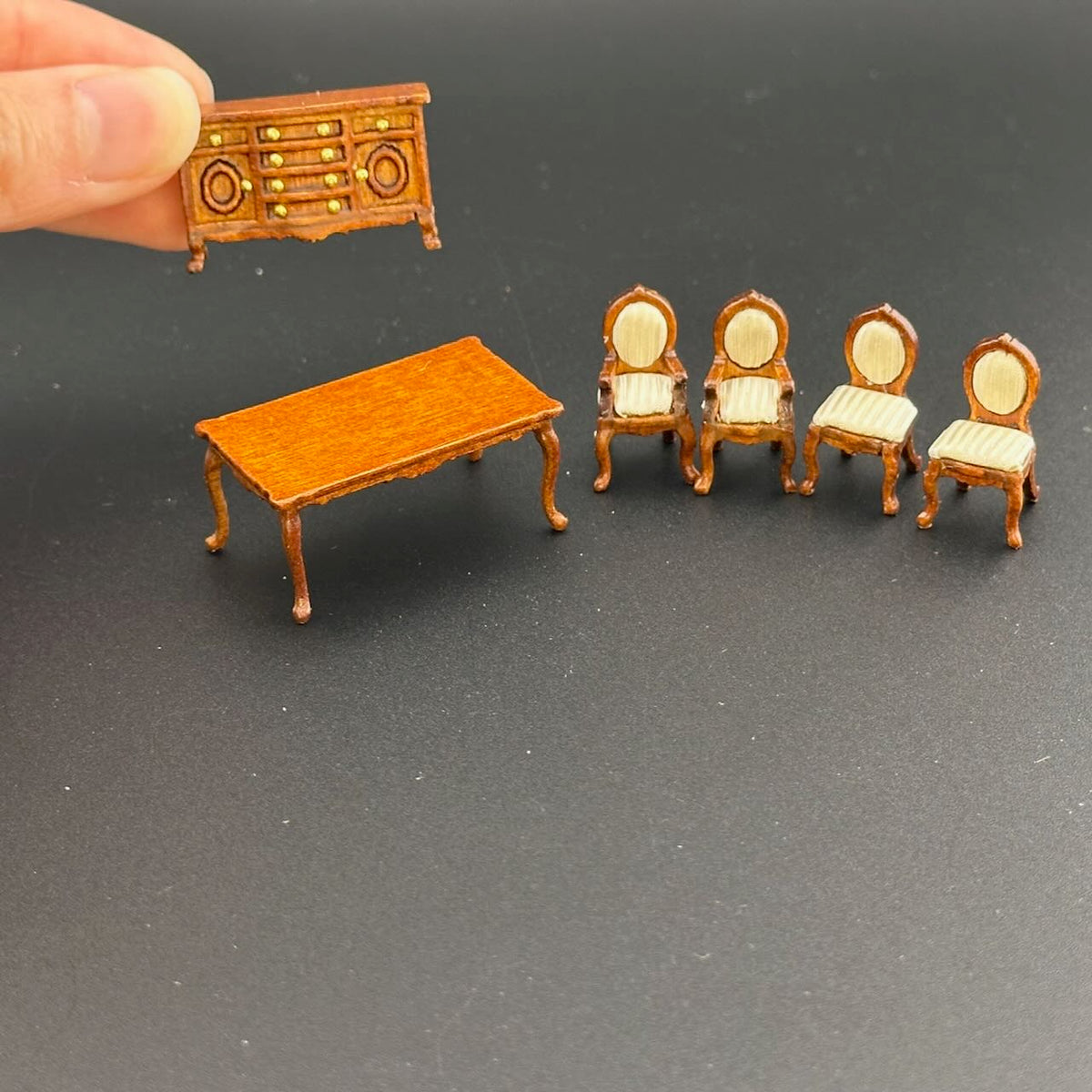 Ensemble de salon victorien 4 pièces à l'échelle 1/4" 1/4" pour maison de poupée miniature en noyer de qualité supérieure Q6770 WN