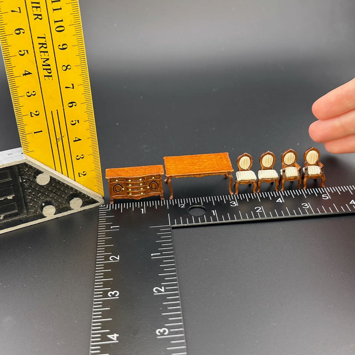 Ensemble de salon victorien 4 pièces à l'échelle 1/4" 1/4" pour maison de poupée miniature en noyer de qualité supérieure Q6770 WN