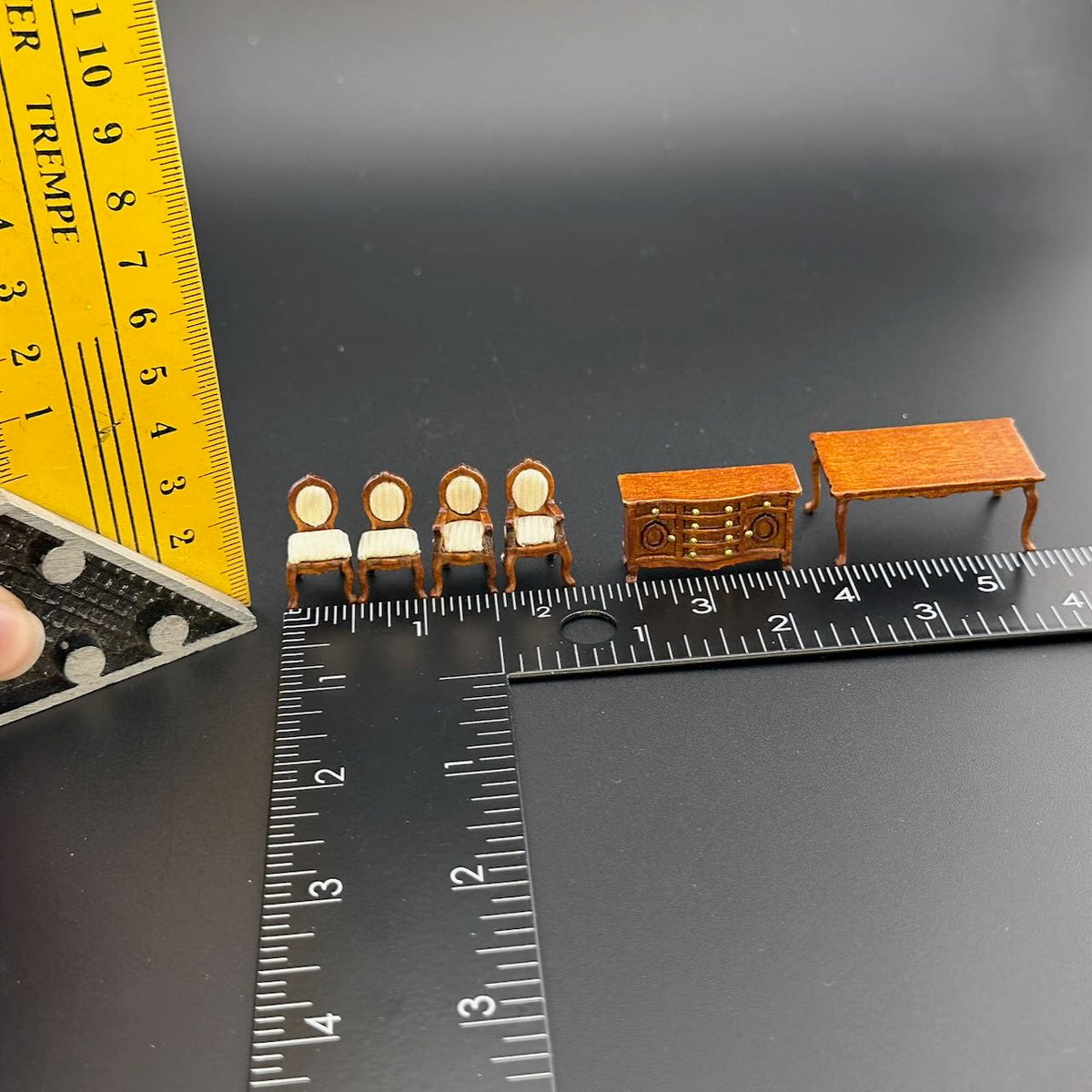 Ensemble de salon victorien 4 pièces à l'échelle 1/4" 1/4" pour maison de poupée miniature en noyer de qualité supérieure Q6770 WN