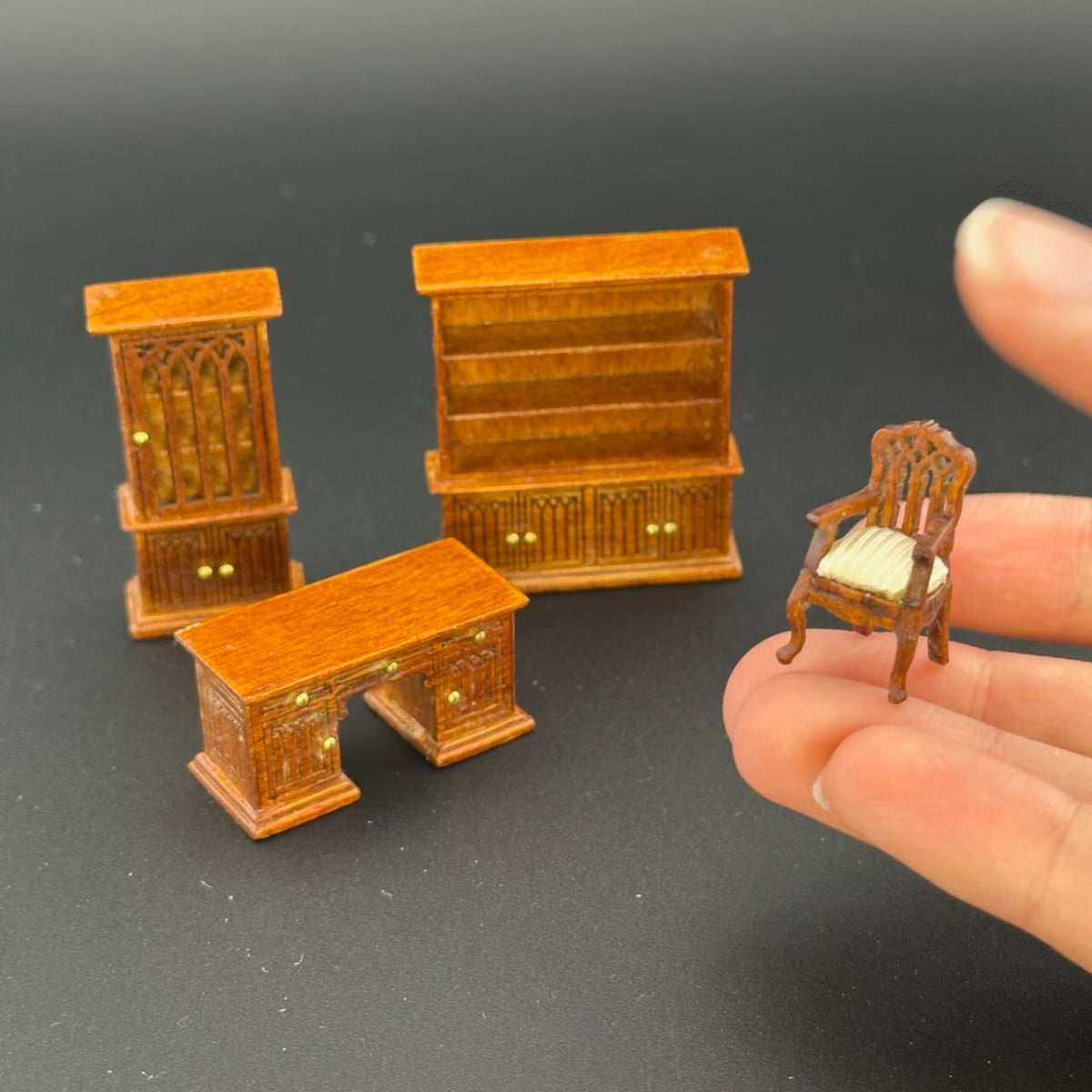 1:48 1/4" Viertelmaßstab Viktorianisches Wohnzimmer Set 4Stk Top Qualität Nussbaum Puppenhaus Miniatur Q6770 WN