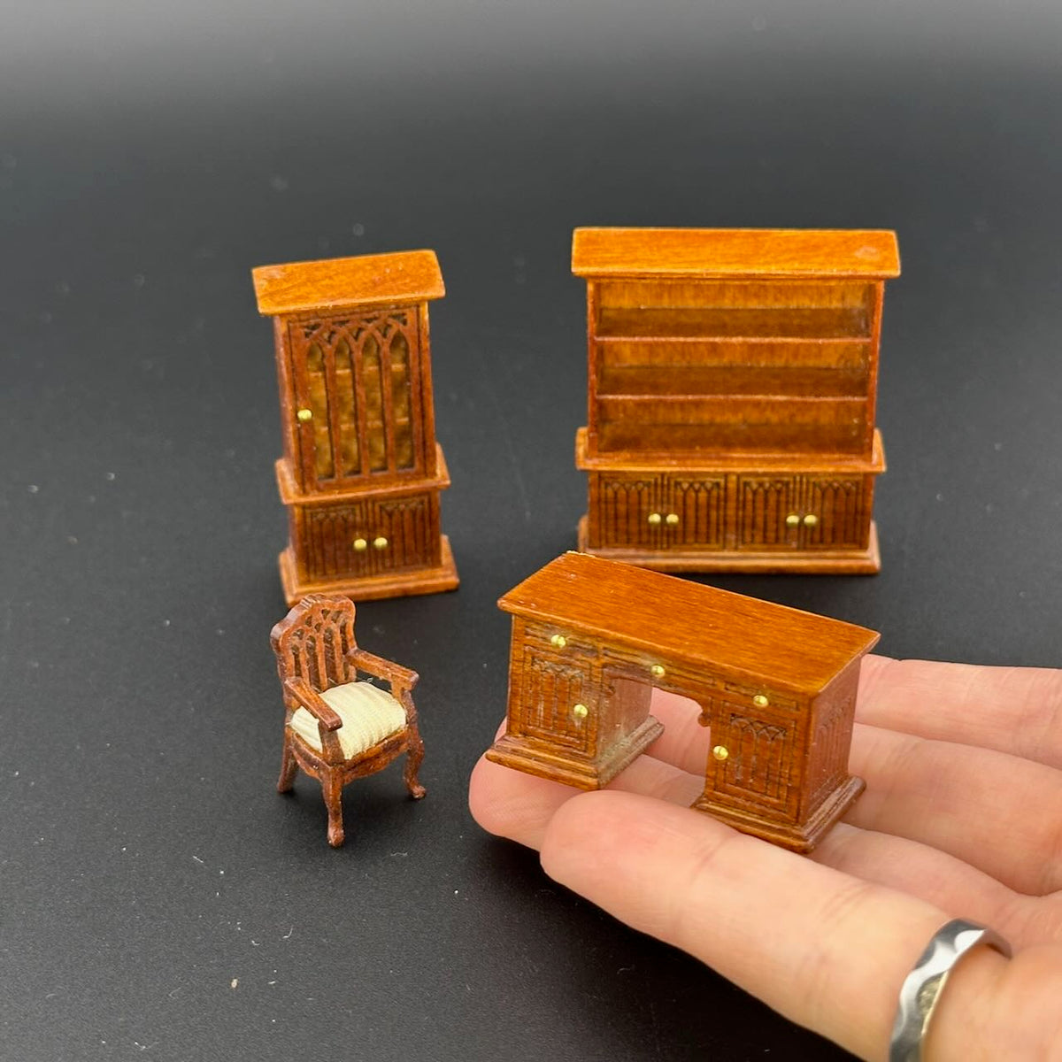 1:48 1/4" Viertelmaßstab Viktorianisches Wohnzimmer Set 4Stk Top Qualität Nussbaum Puppenhaus Miniatur Q6770 WN