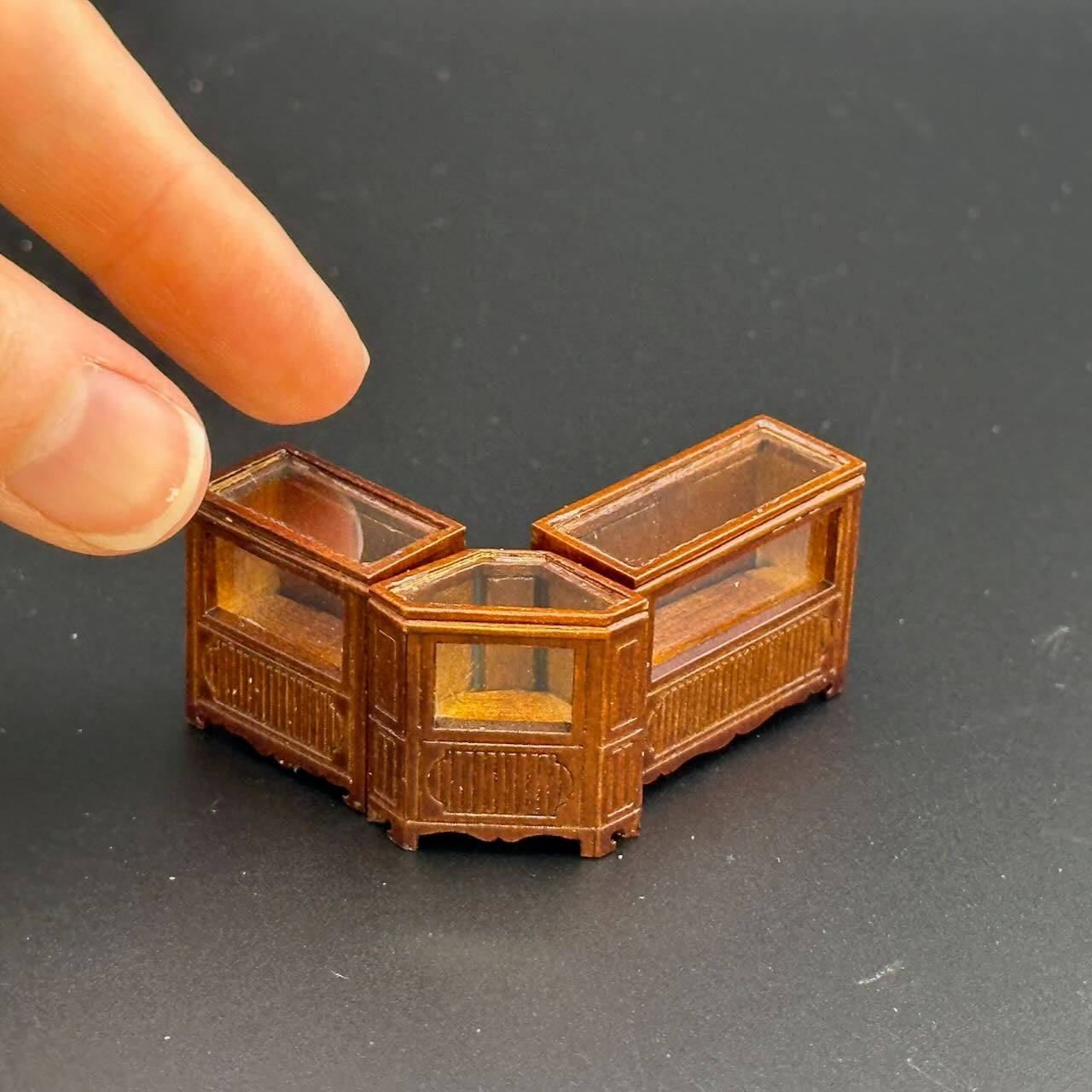 1:48 1/4" Viertelmaßstab Ladentheken und Regaleinheiten 6 Stück Walnuss - Top Qualität Q3810SET NWN