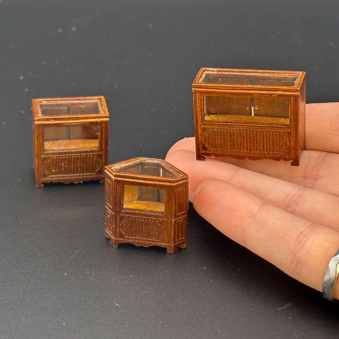 1:48 1/4" Viertelmaßstab Ladentheken und Regaleinheiten 6 Stück Walnuss - Top Qualität Q3810SET NWN