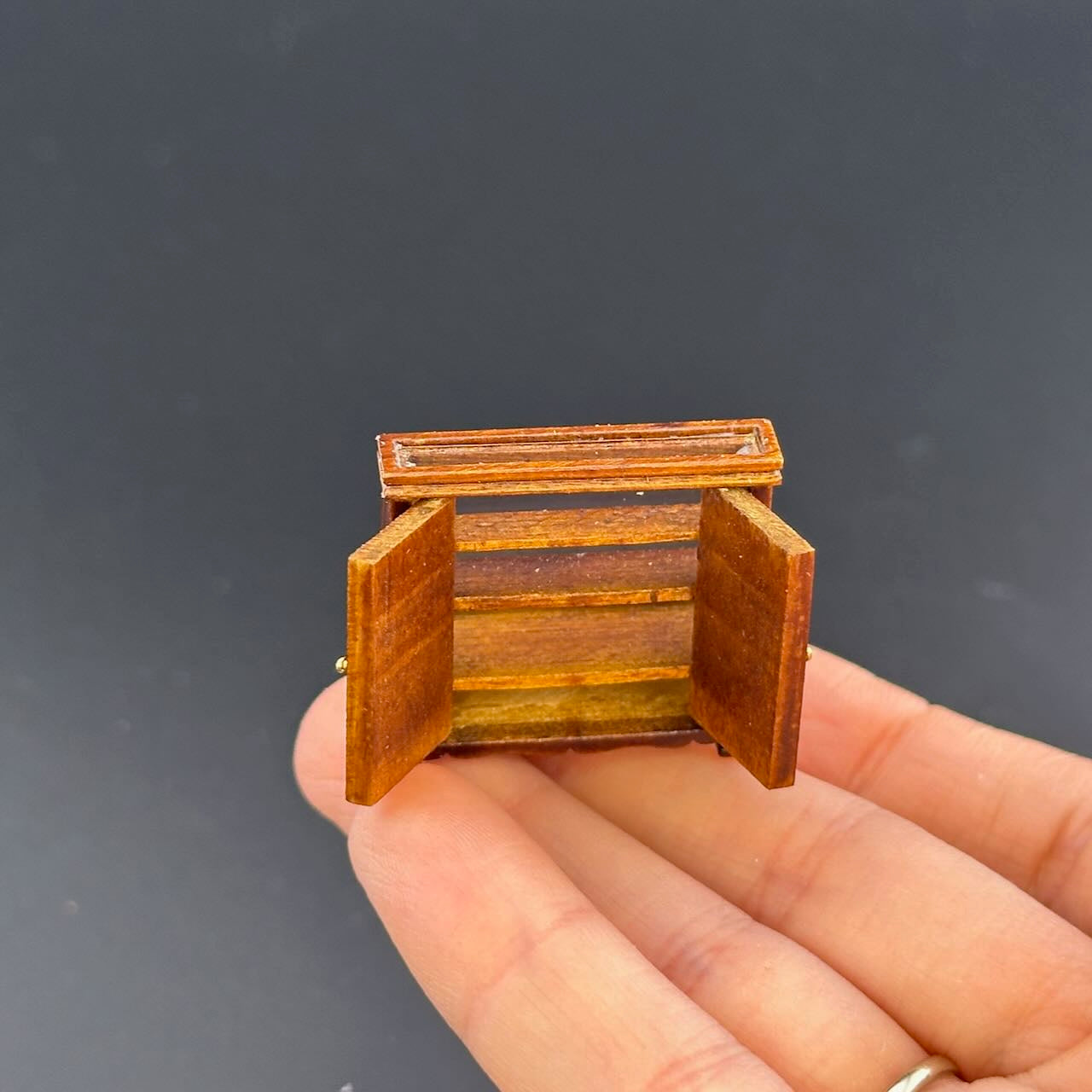 1:48 1/4" Viertelmaßstab Ladentheken und Regaleinheiten 6 Stück Walnuss - Top Qualität Q3810SET NWN