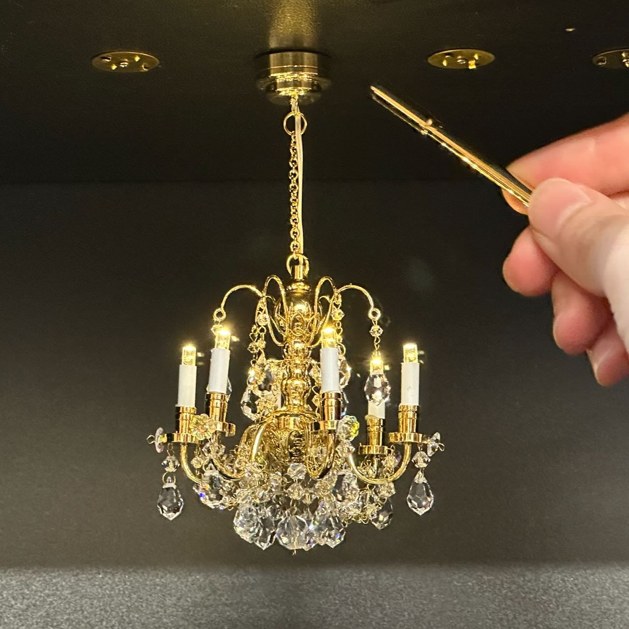 Kristall-Kronleuchter 6 Arme Miniatur berührungslose Bedienung mit Zauberstab Maßstab 1:12 für Puppenhaus No-Touch No-Switch