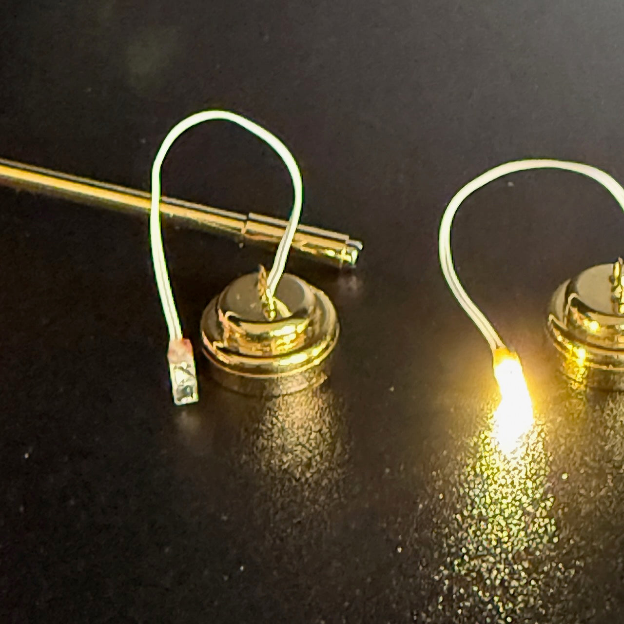 Miniatur-Berührungslose Bedienung mit Zauberstab 1:12 Tischlampe LED für Puppenhaus No-Touch No-Switch Viktorianisches Messing Grünes Schreibtischlicht