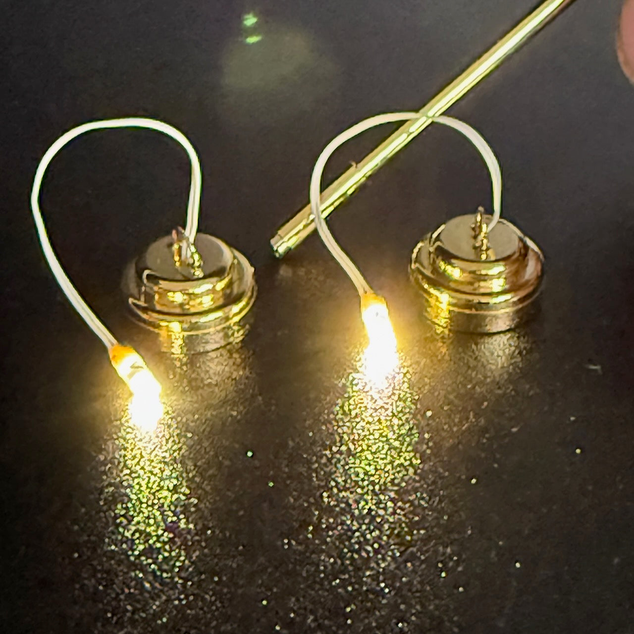 Miniatur-Berührungslose Bedienung mit Zauberstab 1:12 Tischlampe LED für Puppenhaus No-Touch No-Switch Viktorianisches Messing Grünes Schreibtischlicht