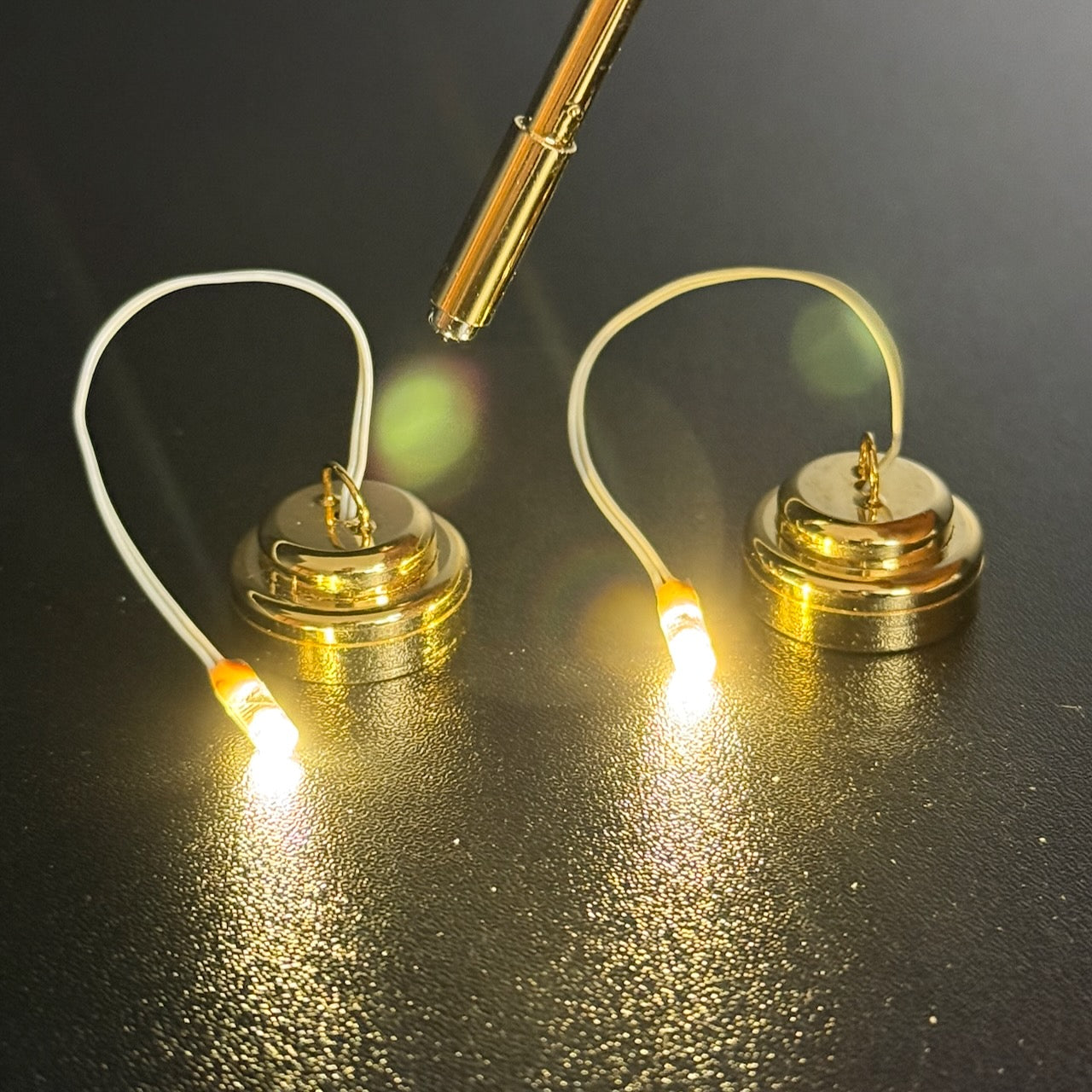 Miniatur-Berührungslose Bedienung mit Zauberstab 1:12 Tischlampe LED für Puppenhaus No-Touch No-Switch Viktorianisches Messing Grünes Schreibtischlicht