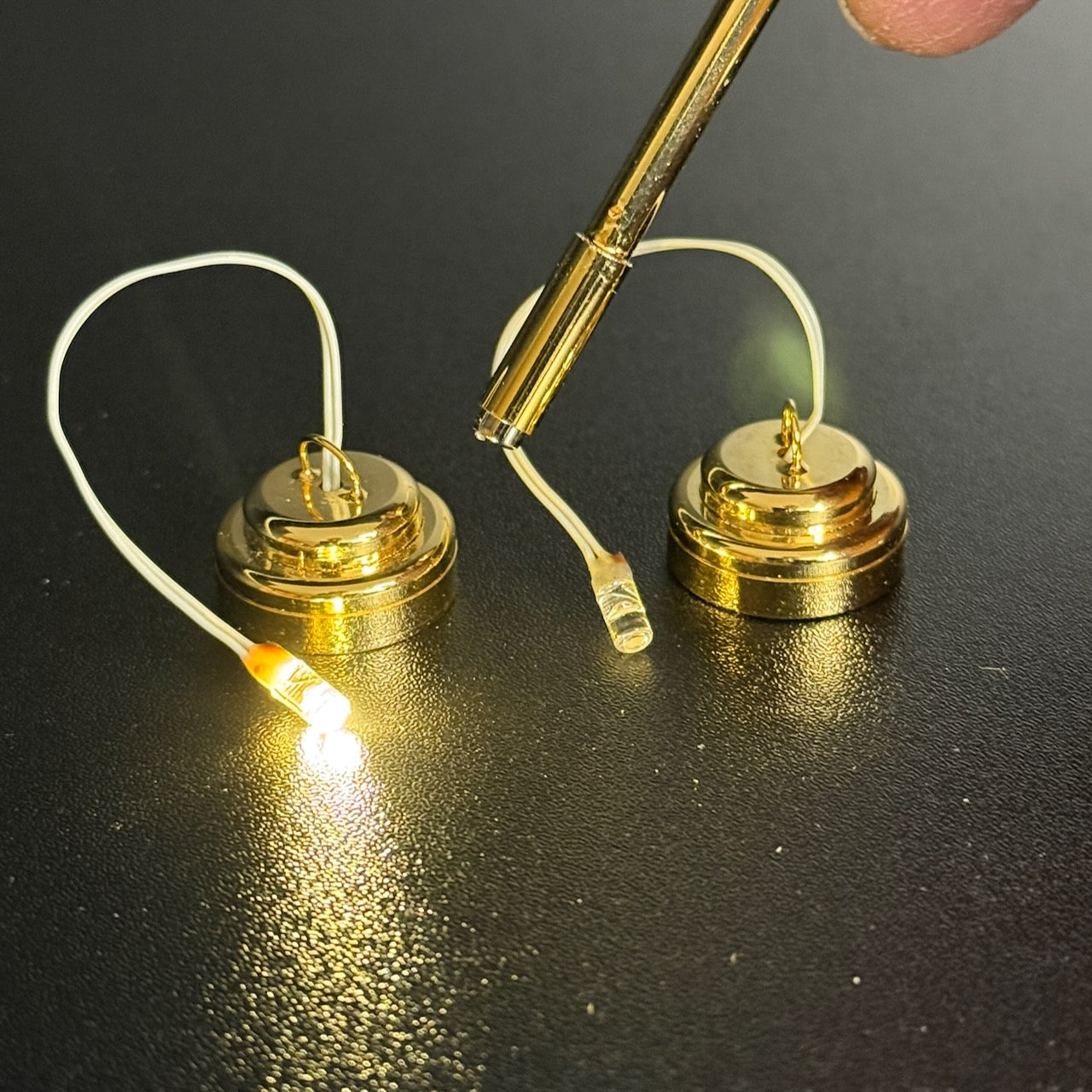 Miniatur-Berührungslose Bedienung mit Zauberstab 1:12 Tischlampe LED für Puppenhaus No-Touch No-Switch Viktorianisches Messing Grünes Schreibtischlicht