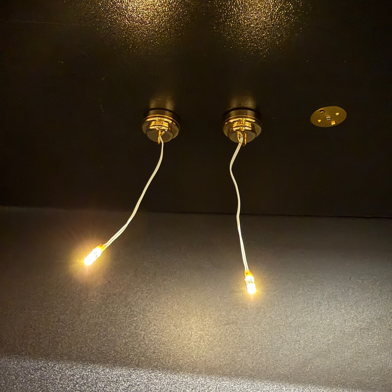 Miniatur-Berührungslose Bedienung mit Zauberstab 1:12 Tischlampe LED für Puppenhaus No-Touch No-Switch Viktorianisches Messing Grünes Schreibtischlicht