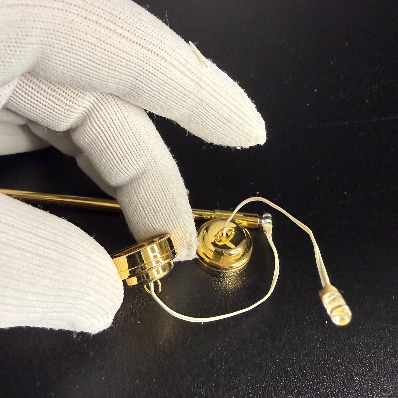 Miniatur-Berührungslose Bedienung mit Zauberstab 1:12 Tischlampe LED für Puppenhaus No-Touch No-Switch Viktorianisches Messing Grünes Schreibtischlicht