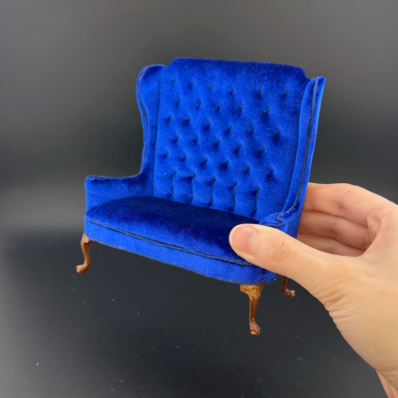 Miniatur-Schreibtisch- und Stuhlset im viktorianischen Stil im Maßstab 1:12 mit Geheimschubladen, Goldbarren, versteckten Fächern und Zubehör – englischer Stil von 1860