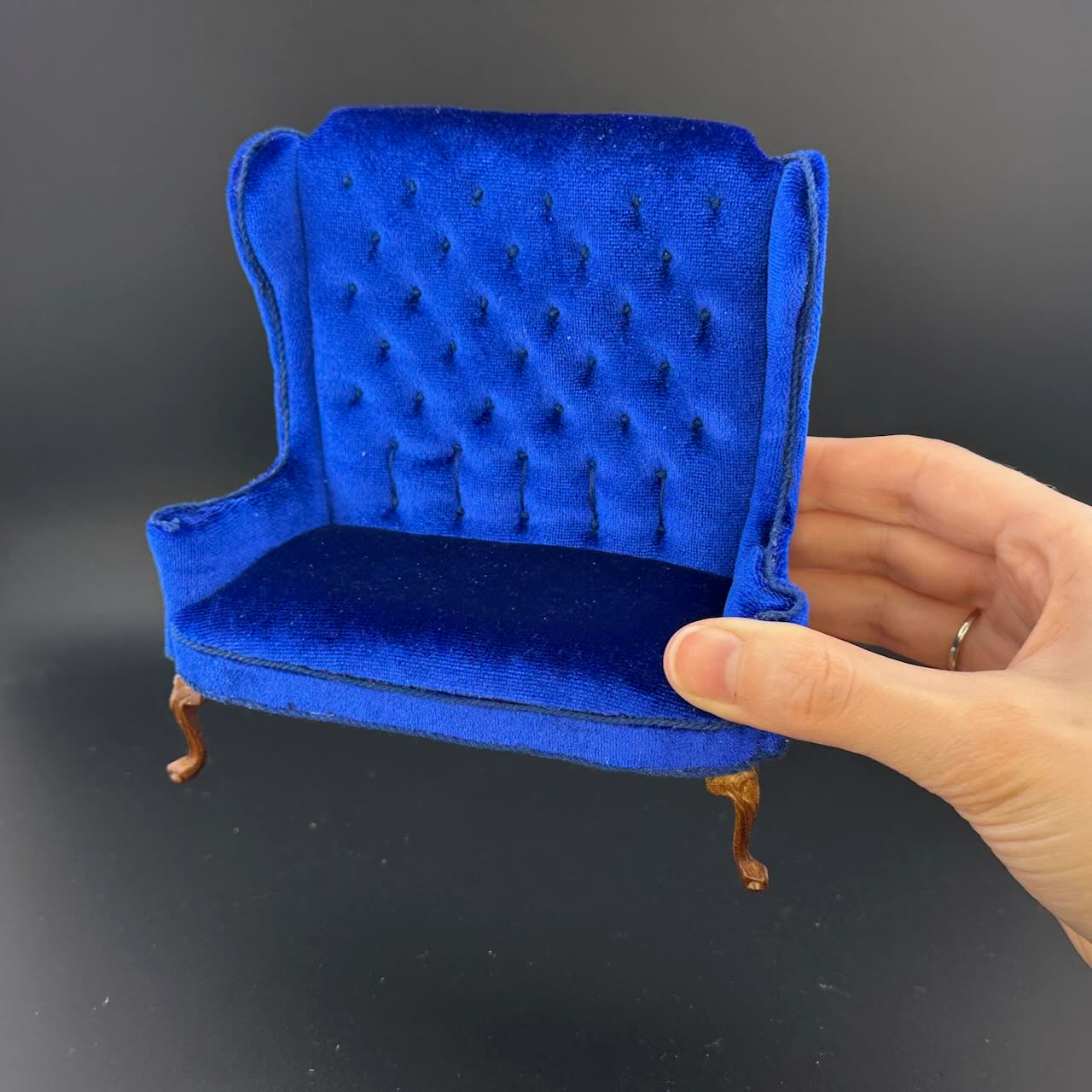 Miniatur-Schreibtisch- und Stuhlset im viktorianischen Stil im Maßstab 1:12 mit Geheimschubladen, Goldbarren, versteckten Fächern und Zubehör – englischer Stil von 1860