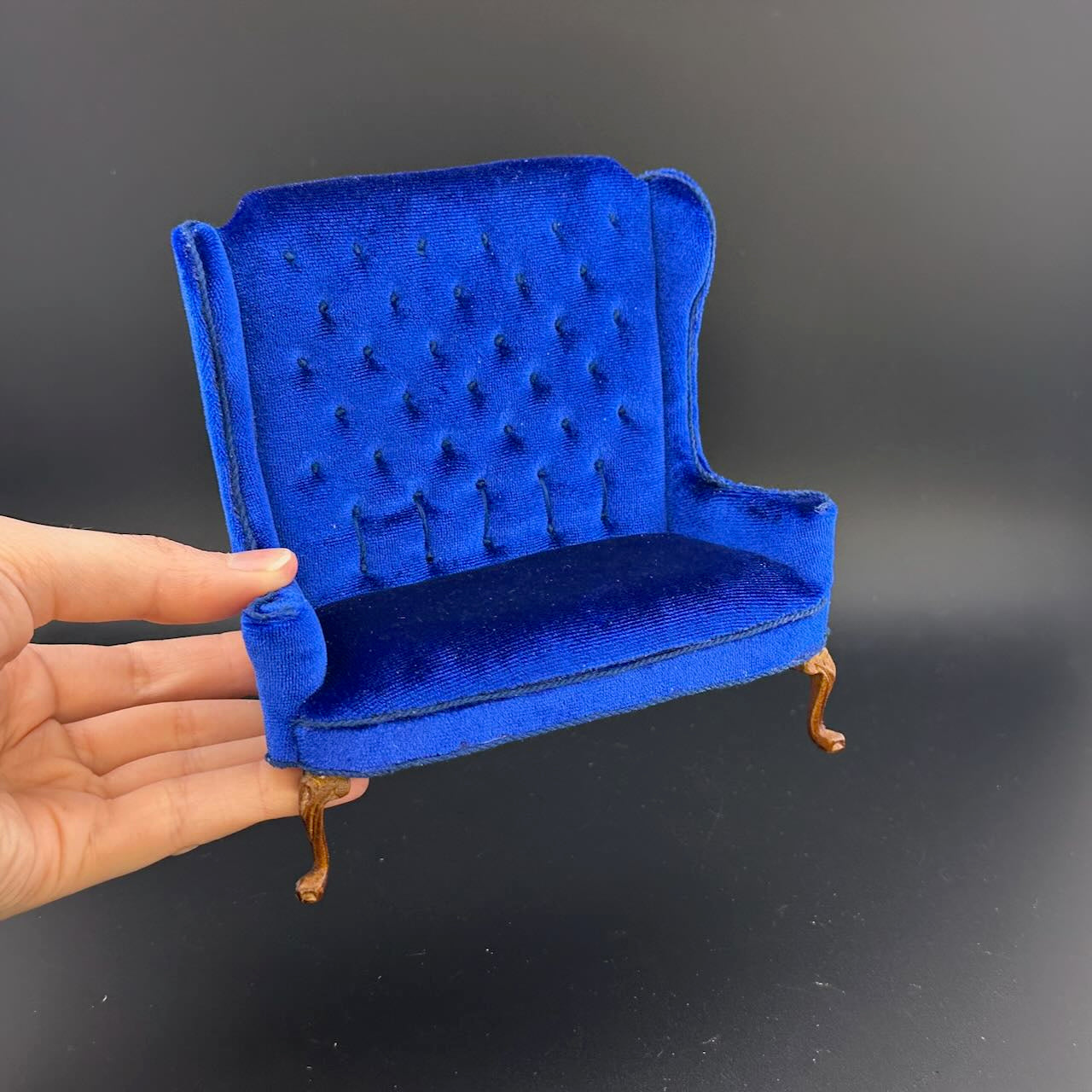 Miniatur-Schreibtisch- und Stuhlset im viktorianischen Stil im Maßstab 1:12 mit Geheimschubladen, Goldbarren, versteckten Fächern und Zubehör – englischer Stil von 1860