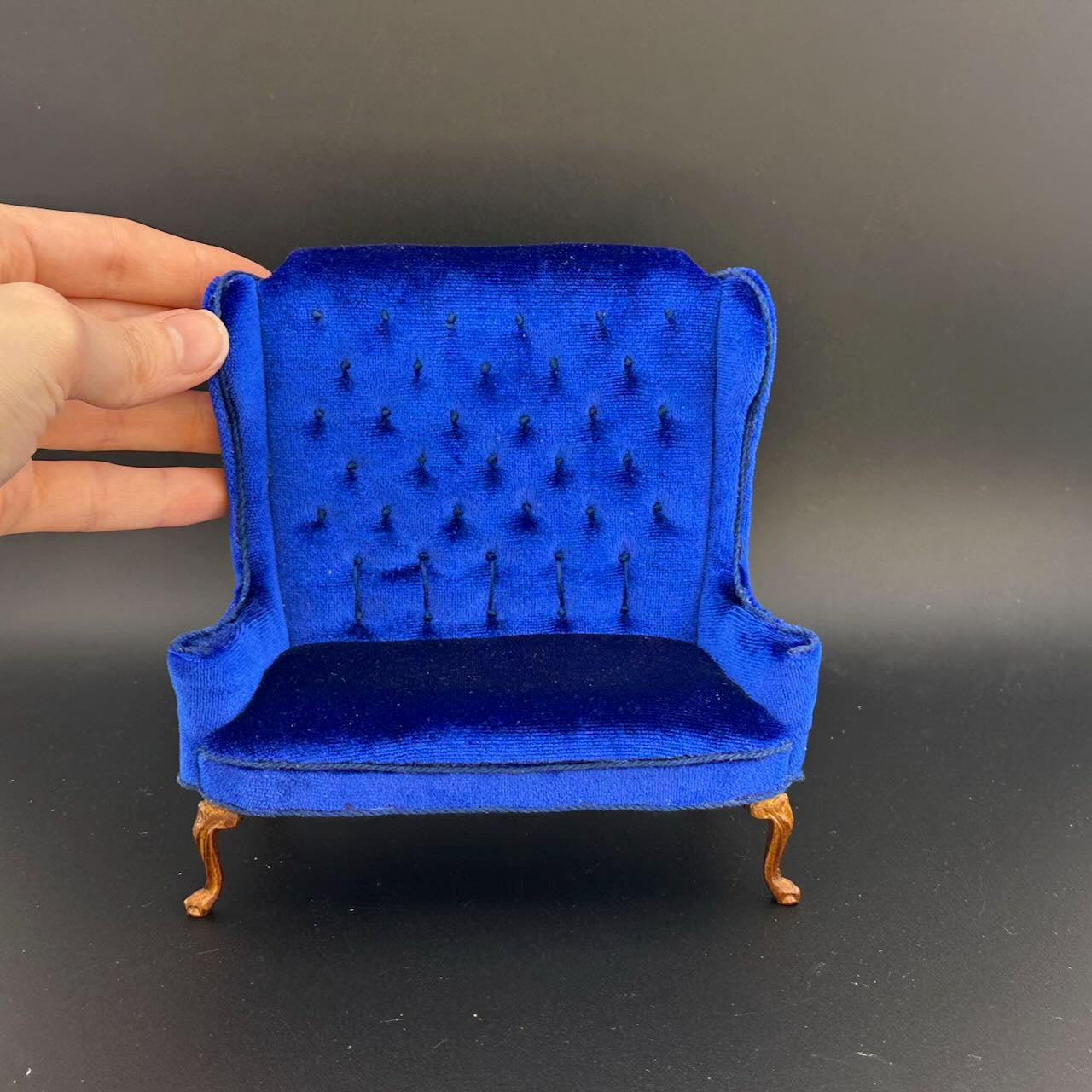 Miniatur-Schreibtisch- und Stuhlset im viktorianischen Stil im Maßstab 1:12 mit Geheimschubladen, Goldbarren, versteckten Fächern und Zubehör – englischer Stil von 1860