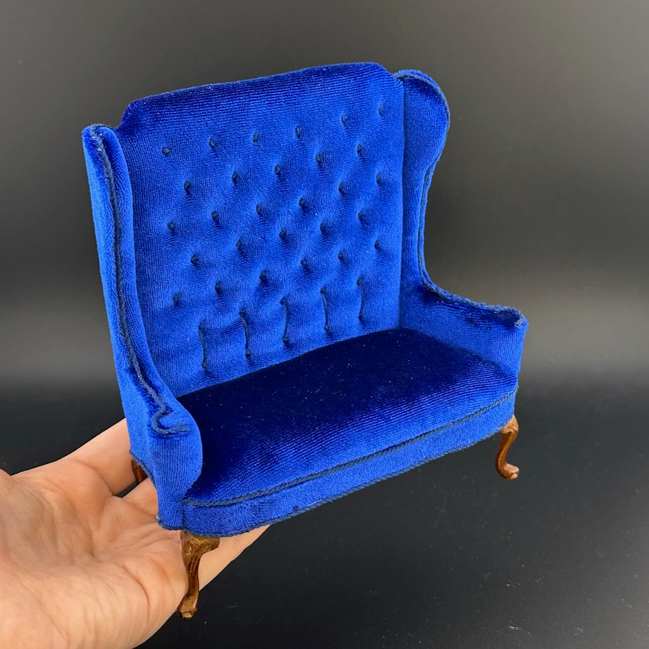 Miniatur-Schreibtisch- und Stuhlset im viktorianischen Stil im Maßstab 1:12 mit Geheimschubladen, Goldbarren, versteckten Fächern und Zubehör – englischer Stil von 1860