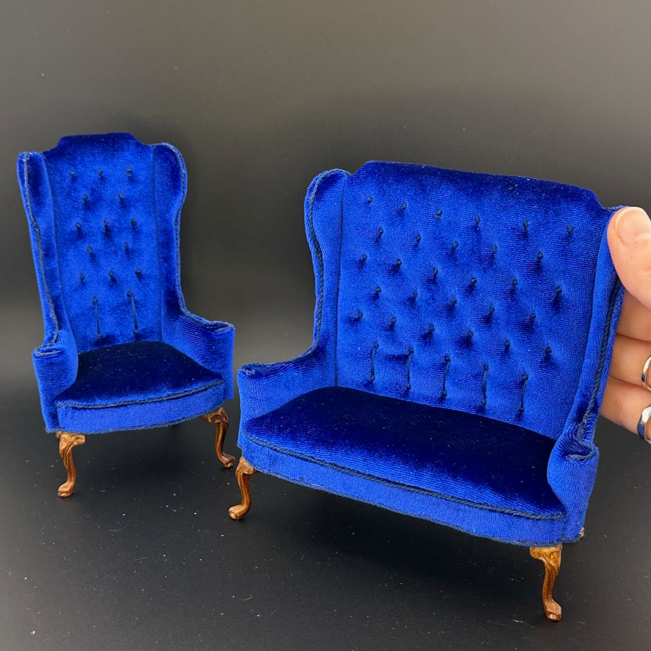 Miniatur-Schreibtisch- und Stuhlset im viktorianischen Stil im Maßstab 1:12 mit Geheimschubladen, Goldbarren, versteckten Fächern und Zubehör – englischer Stil von 1860
