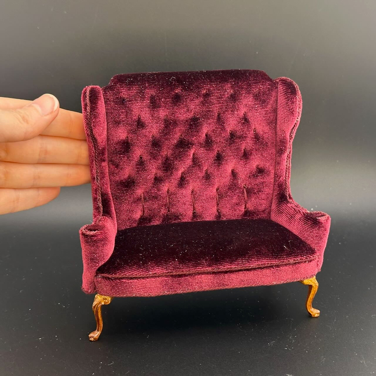Miniatur-Schreibtisch- und Stuhlset im viktorianischen Stil im Maßstab 1:12 mit Geheimschubladen, Goldbarren, versteckten Fächern und Zubehör – englischer Stil von 1860