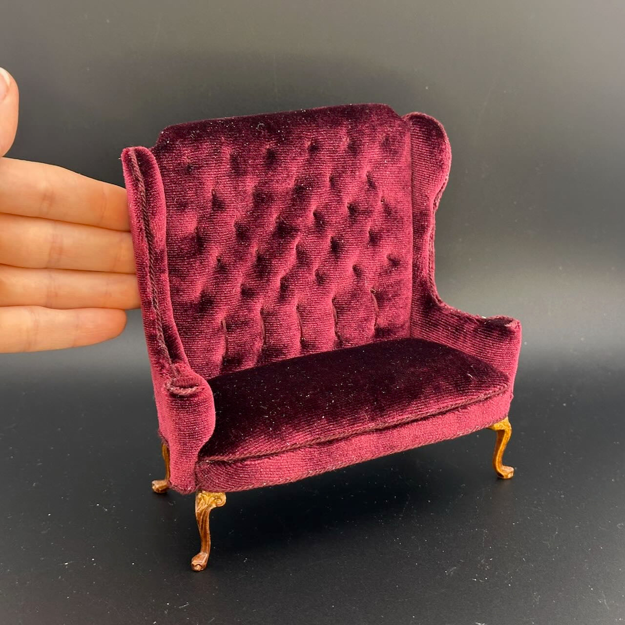 Miniatur-Schreibtisch- und Stuhlset im viktorianischen Stil im Maßstab 1:12 mit Geheimschubladen, Goldbarren, versteckten Fächern und Zubehör – englischer Stil von 1860