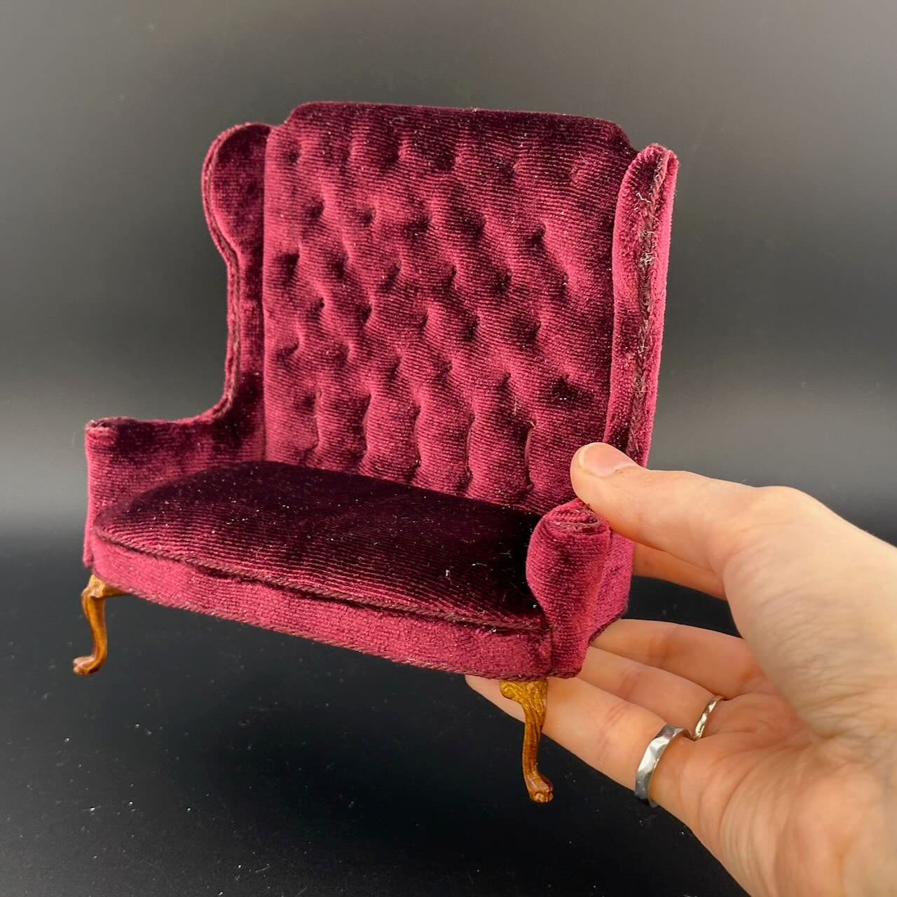 Miniatur-Schreibtisch- und Stuhlset im viktorianischen Stil im Maßstab 1:12 mit Geheimschubladen, Goldbarren, versteckten Fächern und Zubehör – englischer Stil von 1860