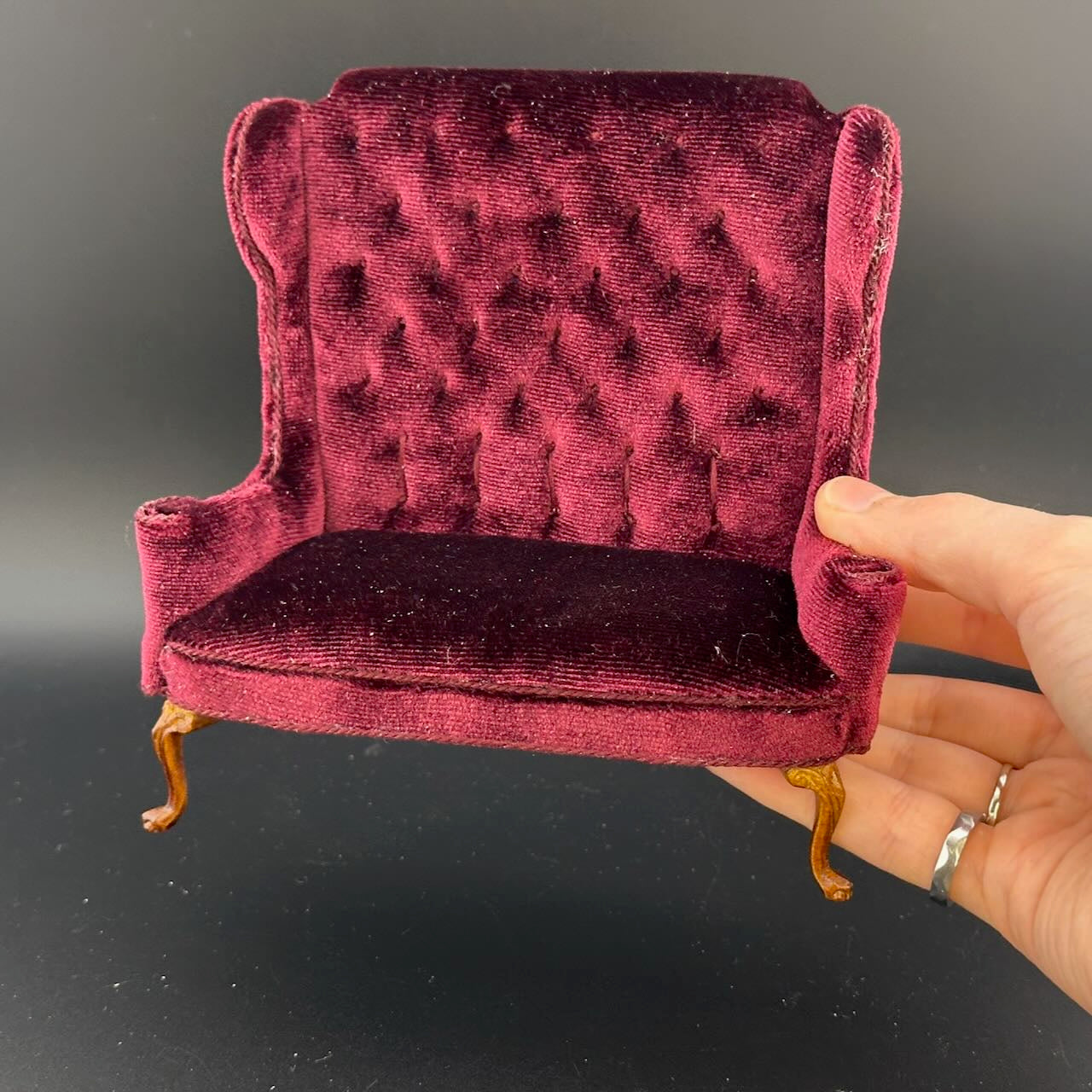 Miniatur-Schreibtisch- und Stuhlset im viktorianischen Stil im Maßstab 1:12 mit Geheimschubladen, Goldbarren, versteckten Fächern und Zubehör – englischer Stil von 1860