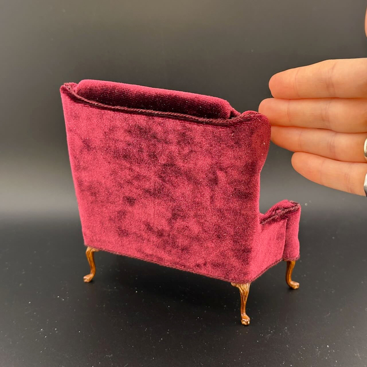 Miniatur-Schreibtisch- und Stuhlset im viktorianischen Stil im Maßstab 1:12 mit Geheimschubladen, Goldbarren, versteckten Fächern und Zubehör – englischer Stil von 1860