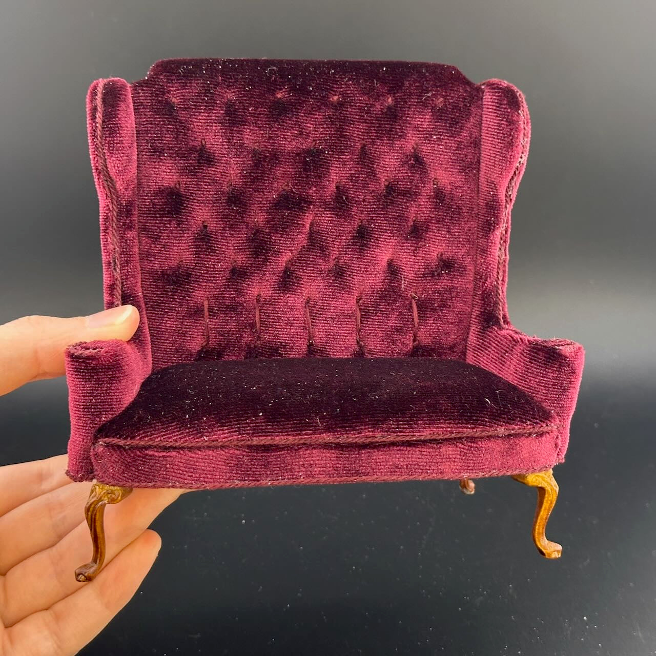 Miniatur-Schreibtisch- und Stuhlset im viktorianischen Stil im Maßstab 1:12 mit Geheimschubladen, Goldbarren, versteckten Fächern und Zubehör – englischer Stil von 1860