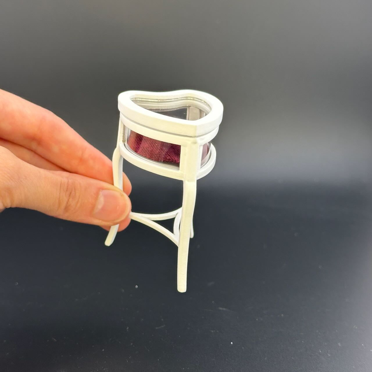 Miniatur-Ausstellung von herzförmigen Schmuck-Trauringen, Valentinstagsständer für Puppenhaus im Maßstab 1:12, WEIß