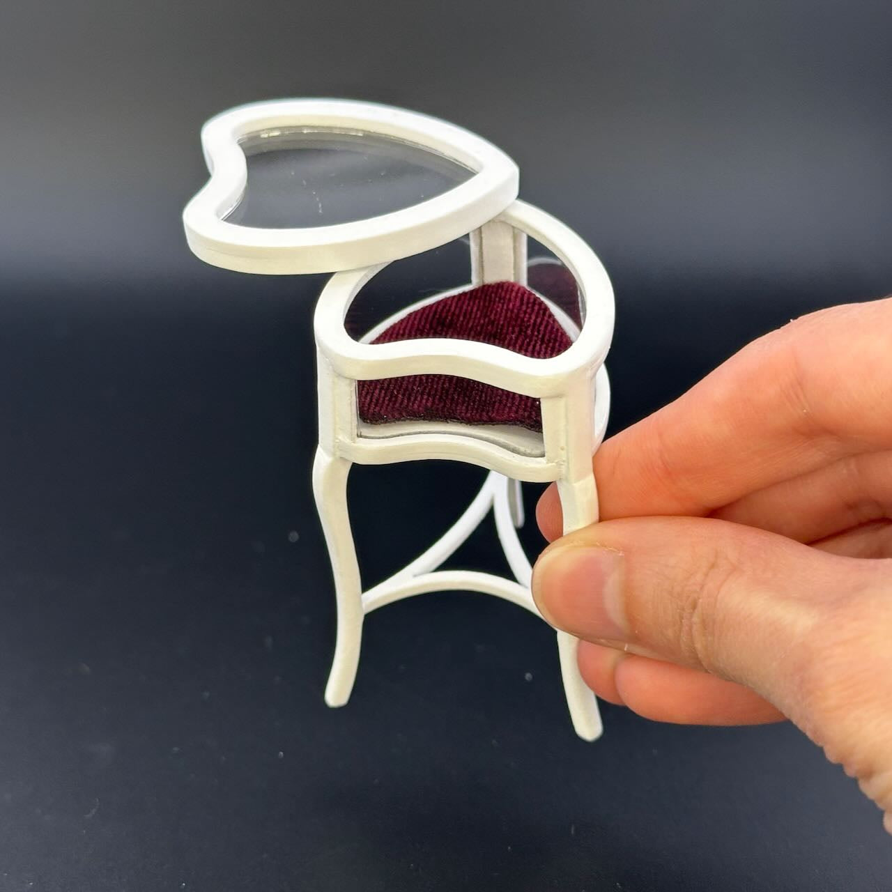 Miniatur-Ausstellung von herzförmigen Schmuck-Trauringen, Valentinstagsständer für Puppenhaus im Maßstab 1:12, WEIß