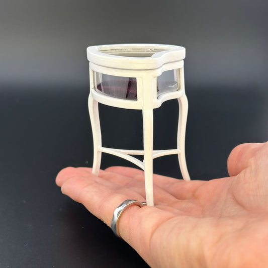 Miniatur-Ausstellung von herzförmigen Schmuck-Trauringen, Valentinstagsständer für Puppenhaus im Maßstab 1:12, WEIß