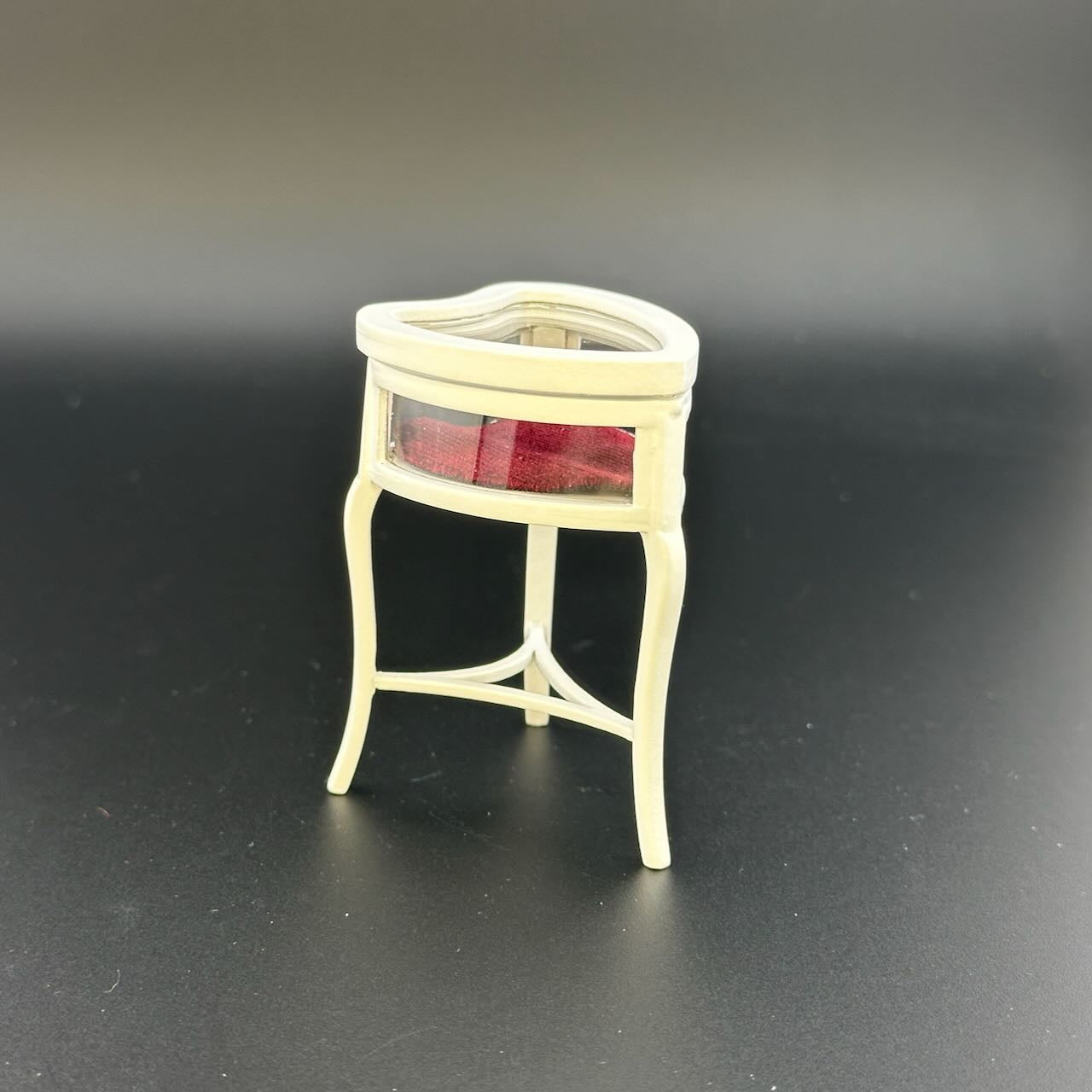 Miniatur-Ausstellung von herzförmigen Schmuck-Trauringen, Valentinstagsständer für Puppenhaus im Maßstab 1:12, WEIß