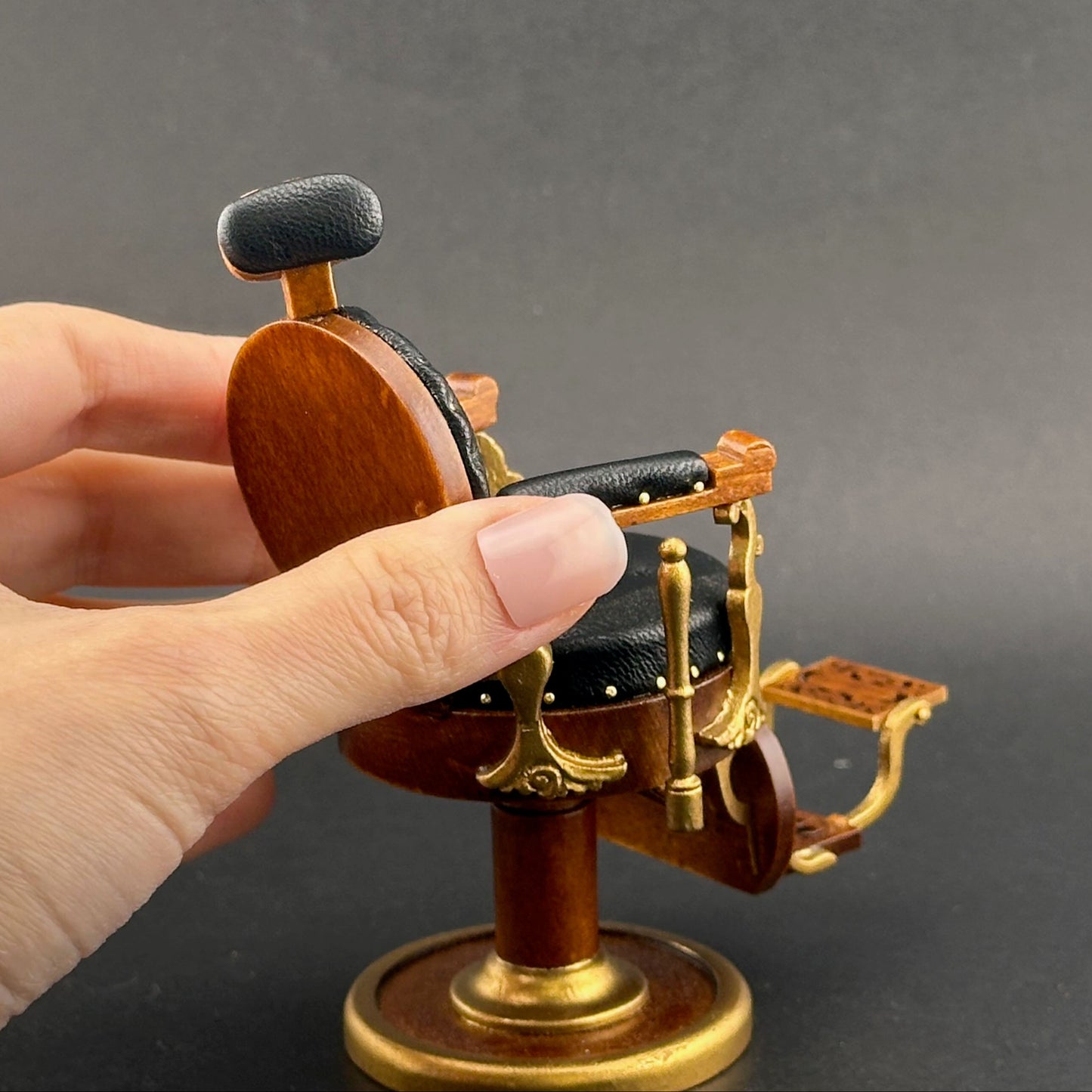 Chaise de barbier miniature élégante, échelle 1:12, pour maison de poupées, avec revêtement en cuir et assise ronde. Excellente qualité.