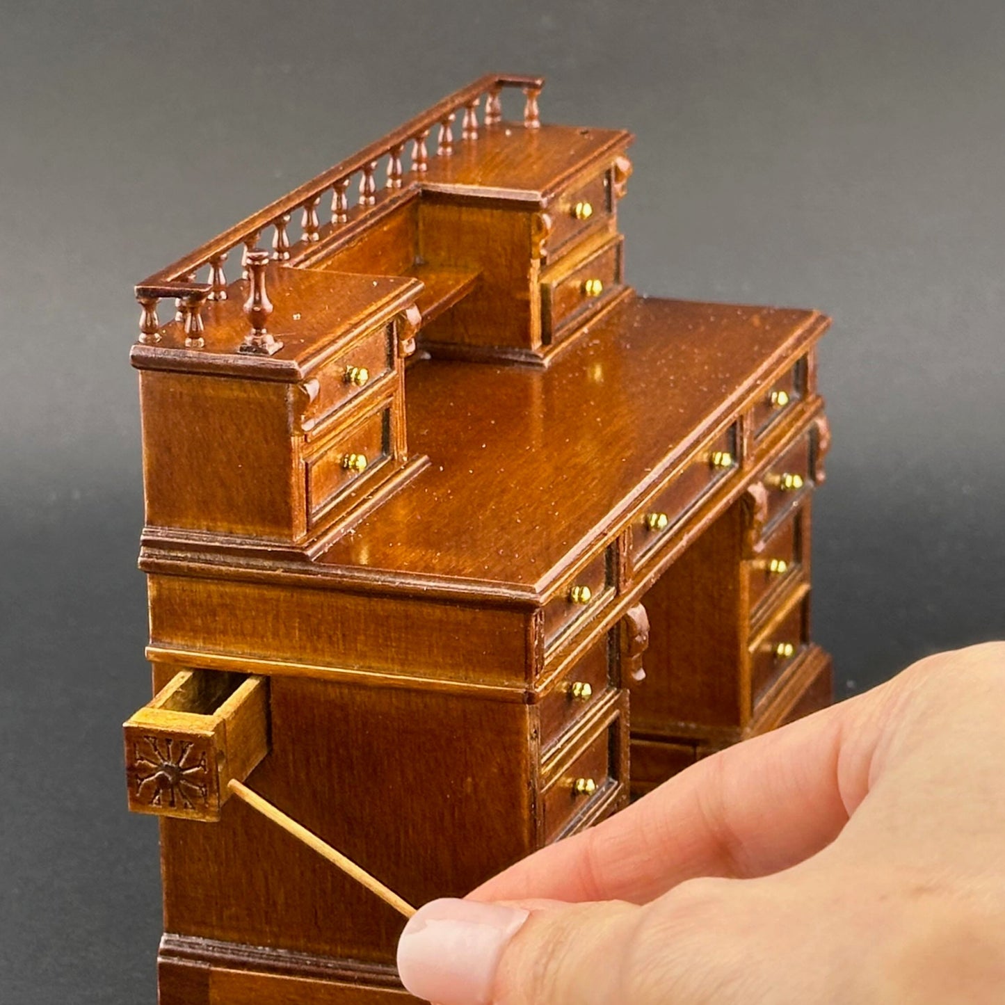 Ensemble bureau et chaise miniature victoriens à l'échelle 1:12 avec tiroirs secrets, lingots d'or, compartiments cachés et accessoires – Style anglais 1860