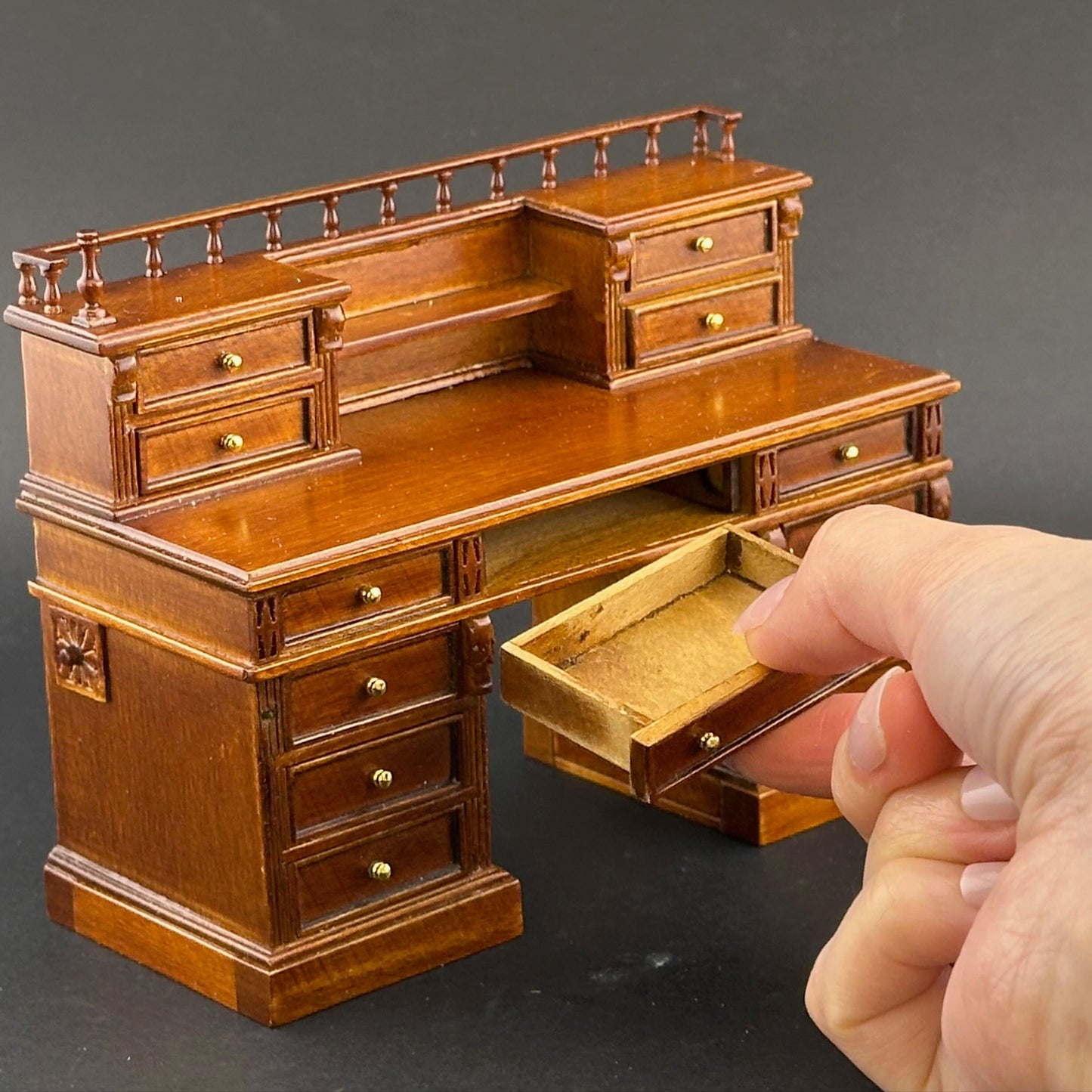 Ensemble bureau et chaise miniature victoriens à l'échelle 1:12 avec tiroirs secrets, lingots d'or, compartiments cachés et accessoires – Style anglais 1860