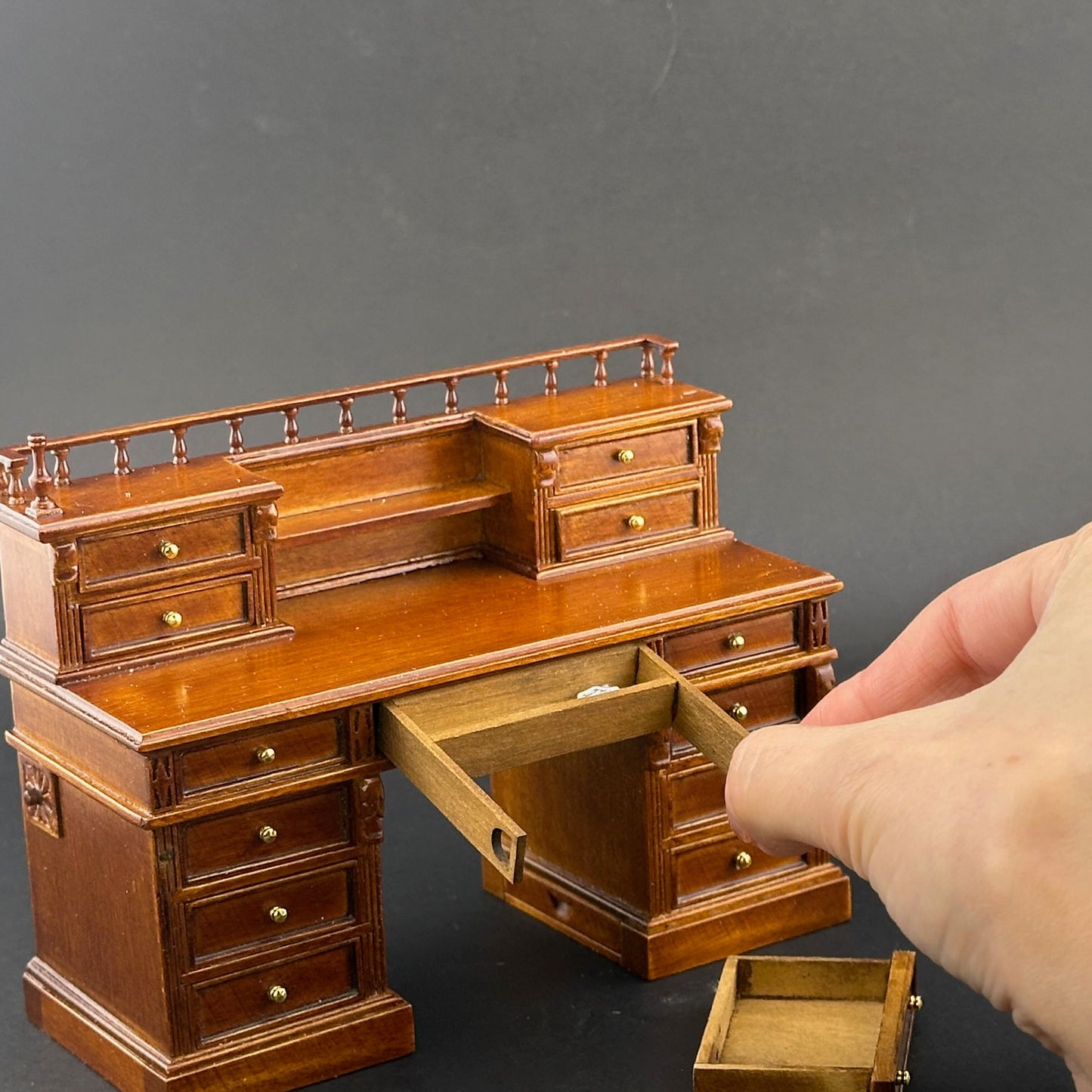 Ensemble bureau et chaise miniature victoriens à l'échelle 1:12 avec tiroirs secrets, lingots d'or, compartiments cachés et accessoires – Style anglais 1860