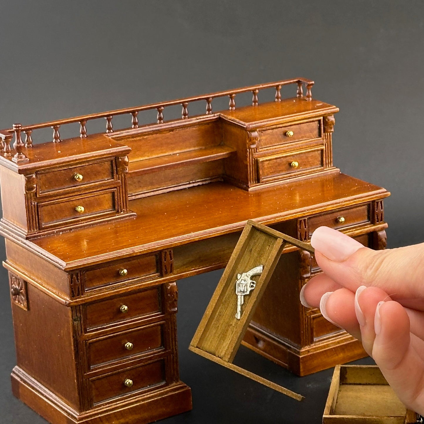 Ensemble bureau et chaise miniature victoriens à l'échelle 1:12 avec tiroirs secrets, lingots d'or, compartiments cachés et accessoires – Style anglais 1860