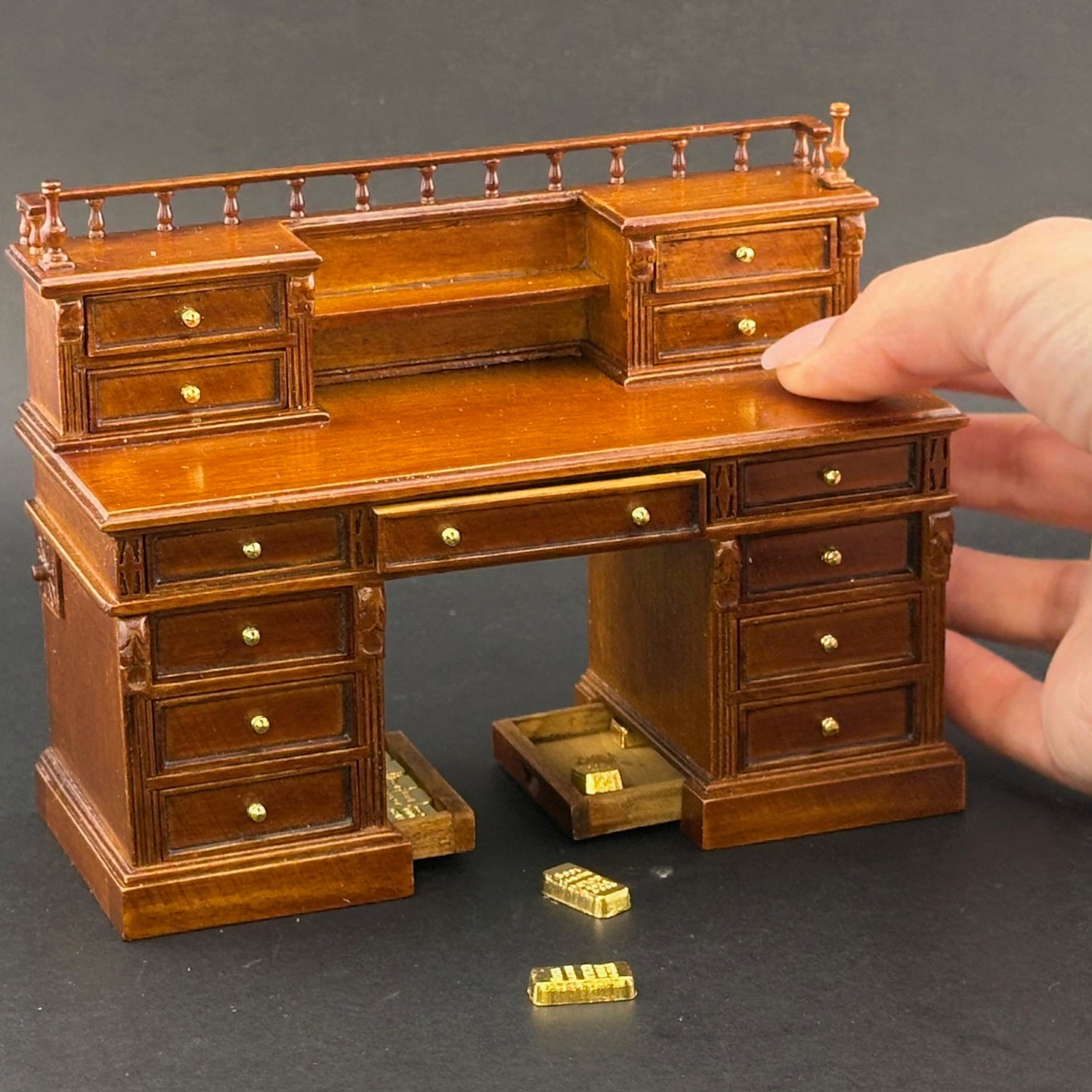 Ensemble bureau et chaise miniature victoriens à l'échelle 1:12 avec tiroirs secrets, lingots d'or, compartiments cachés et accessoires – Style anglais 1860